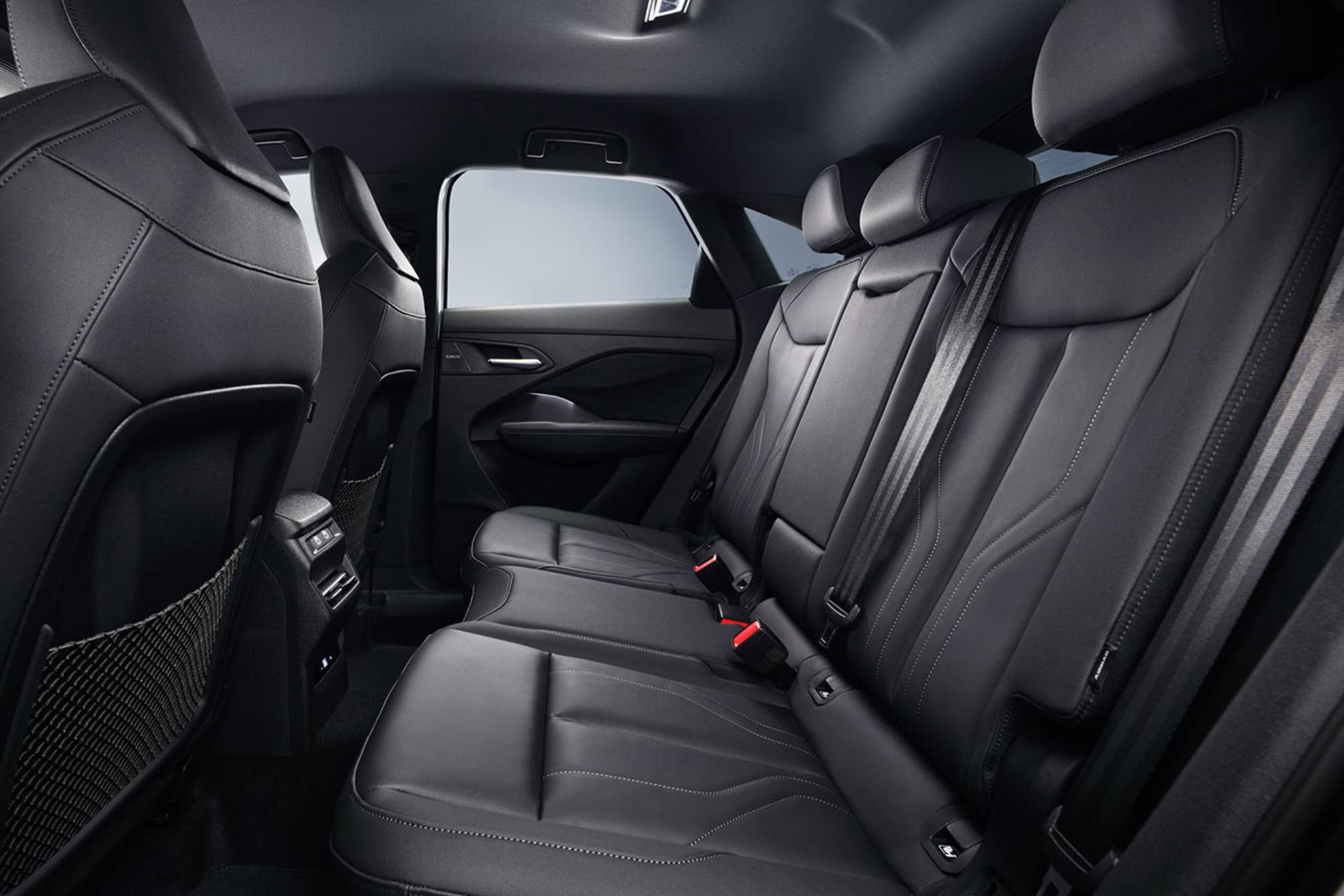 O espaço interno é bom, apesar de ter uma silhueta de coupé.