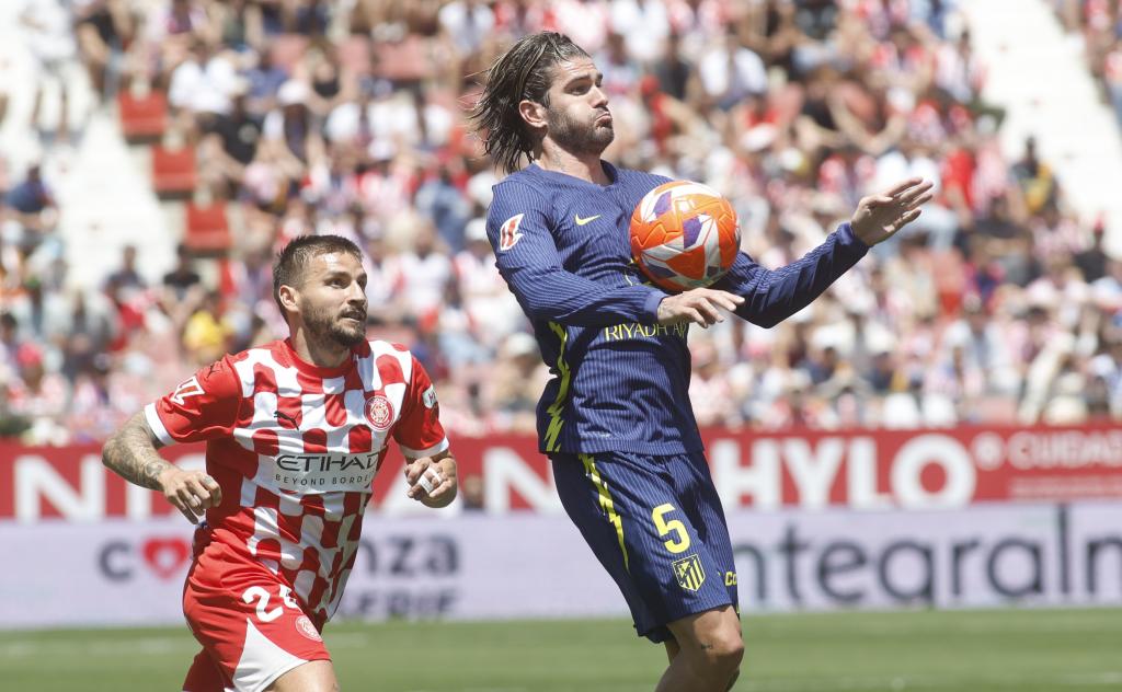 Portu encima a Griezmann durante un partido de LaLiga.