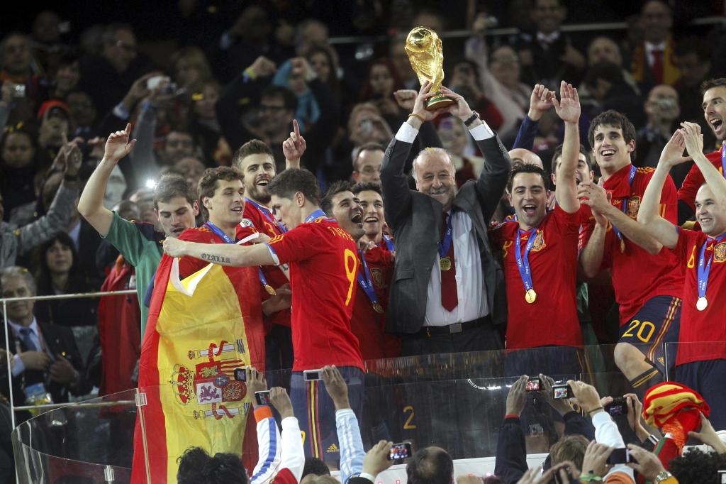 Vicente del Bosque celebra el triunfo en el campeonato del mundo 2010.