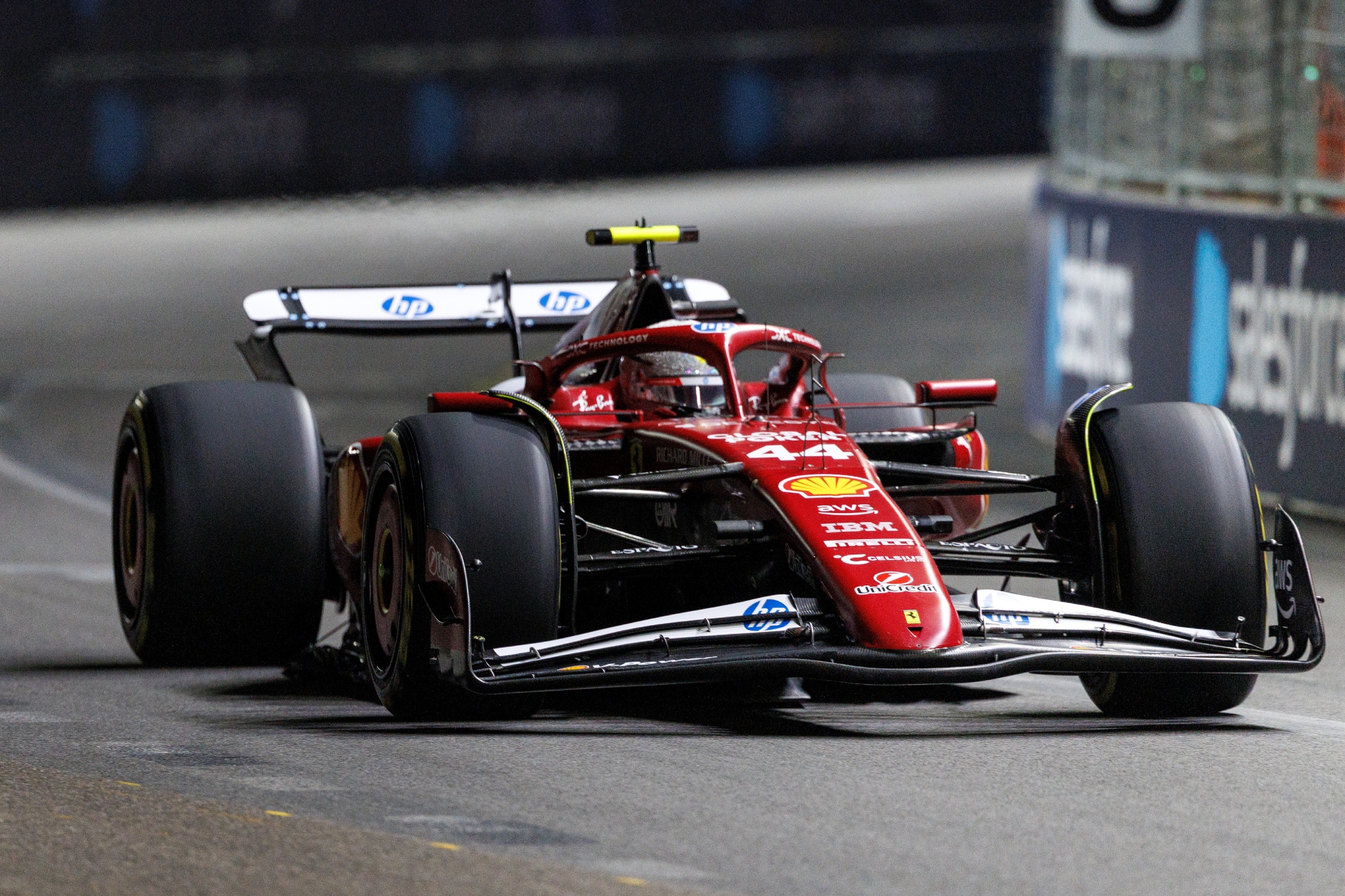 Lewis Hamilton en acción durante el primer día de actividades en Las Vegas.