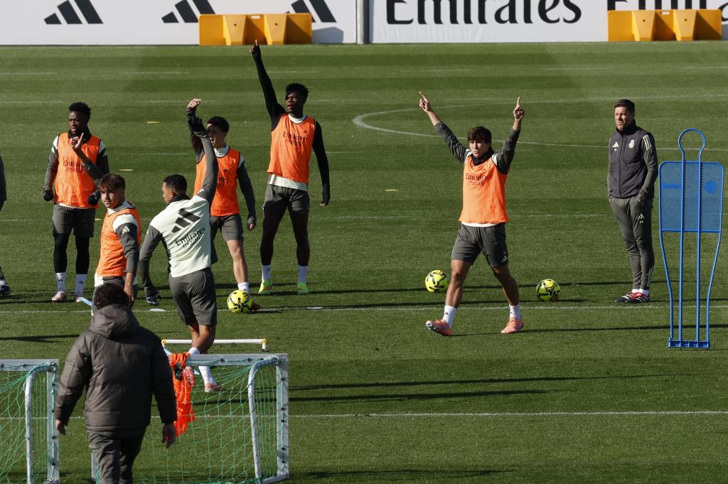 El entrenador del Real Madrid, Xabi Alonso (d), durante el entrenamiento de este sábado en la Ciudad Deportiva de Valdebebas para preparar el partido liguero de mañana ante el Elche.