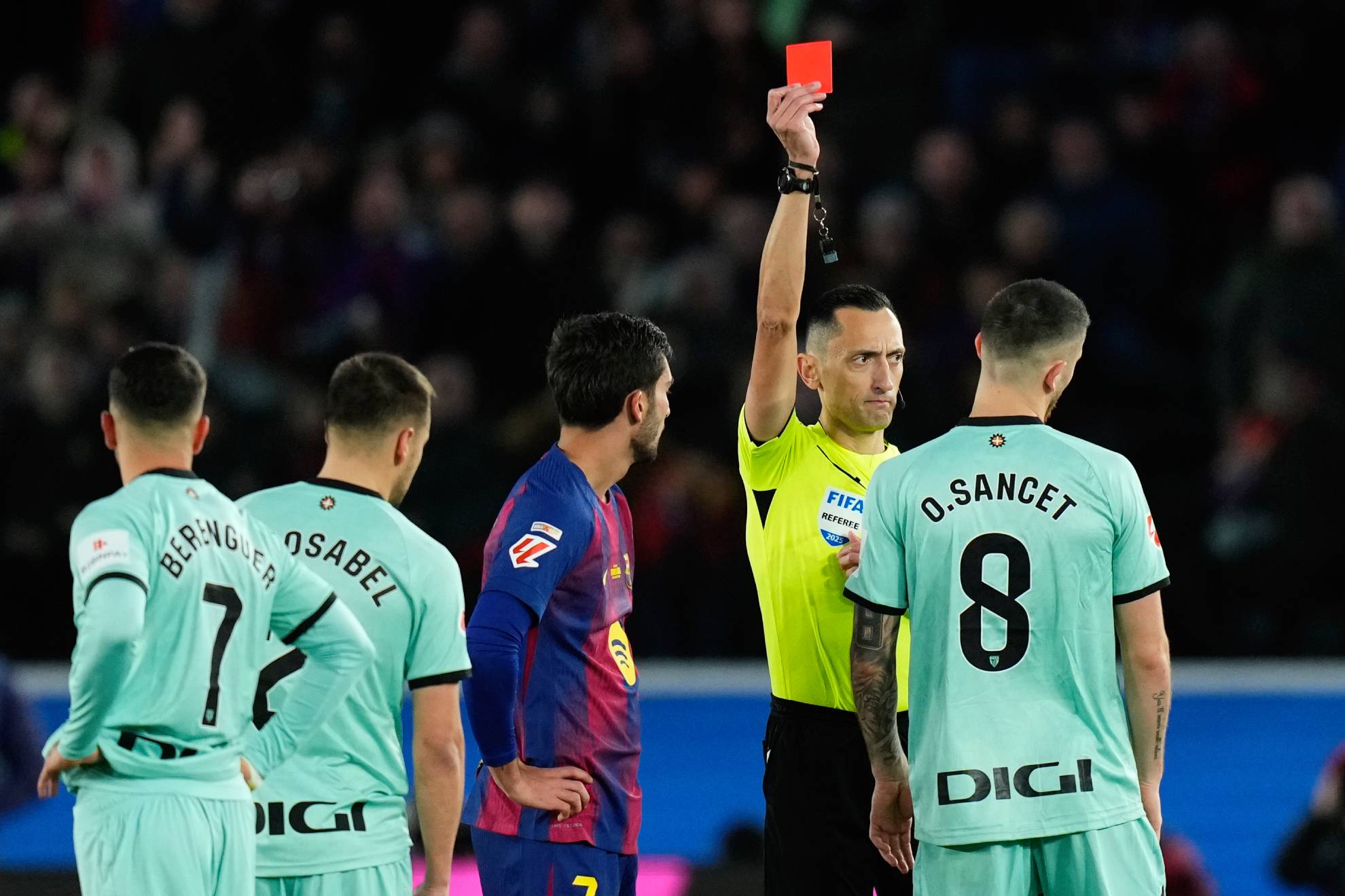 Sánchez Martínez muestra la cartulina roja a Oihan Sancet.
