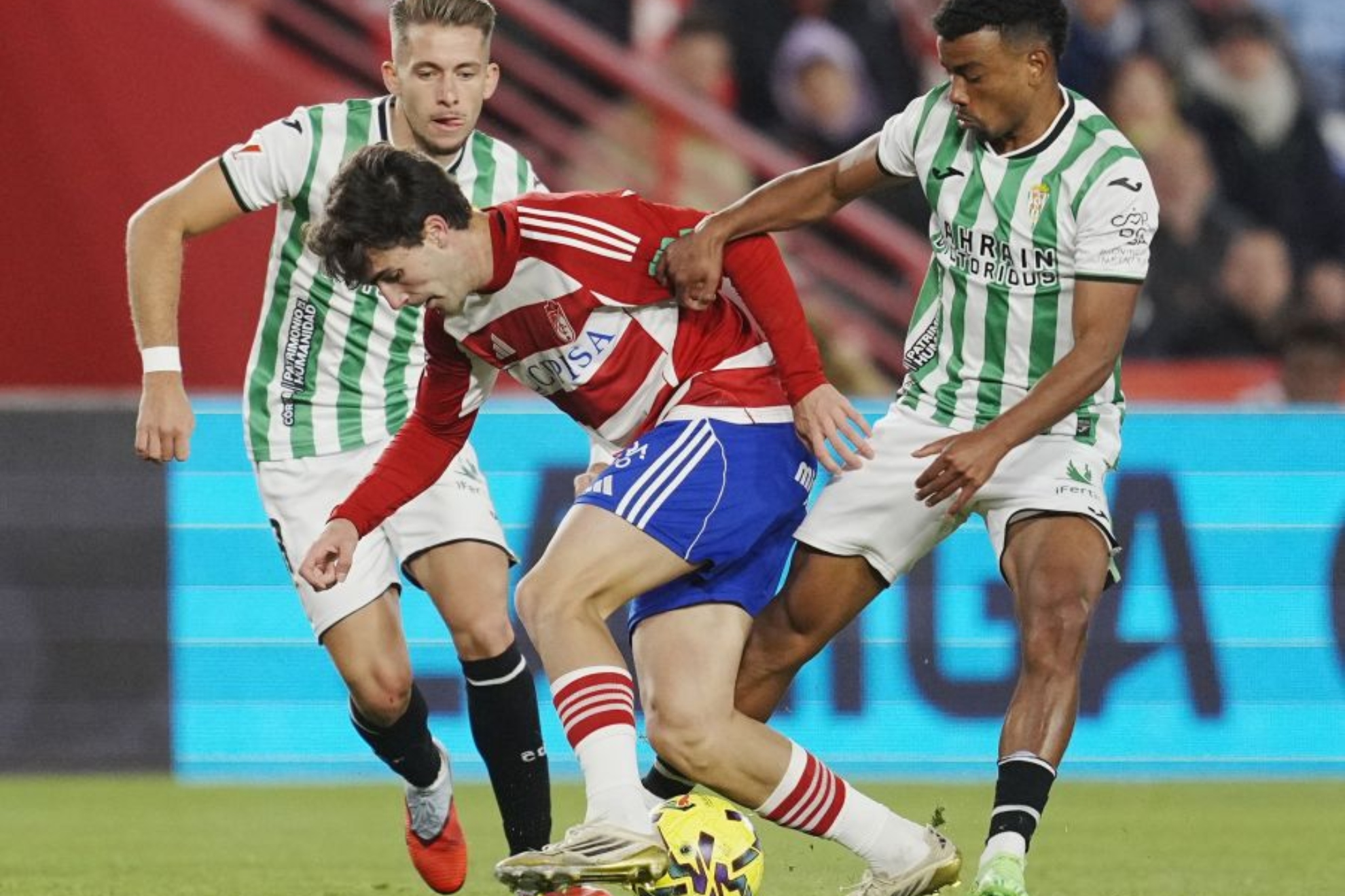 Un lance del partido Granada-Córdoba.