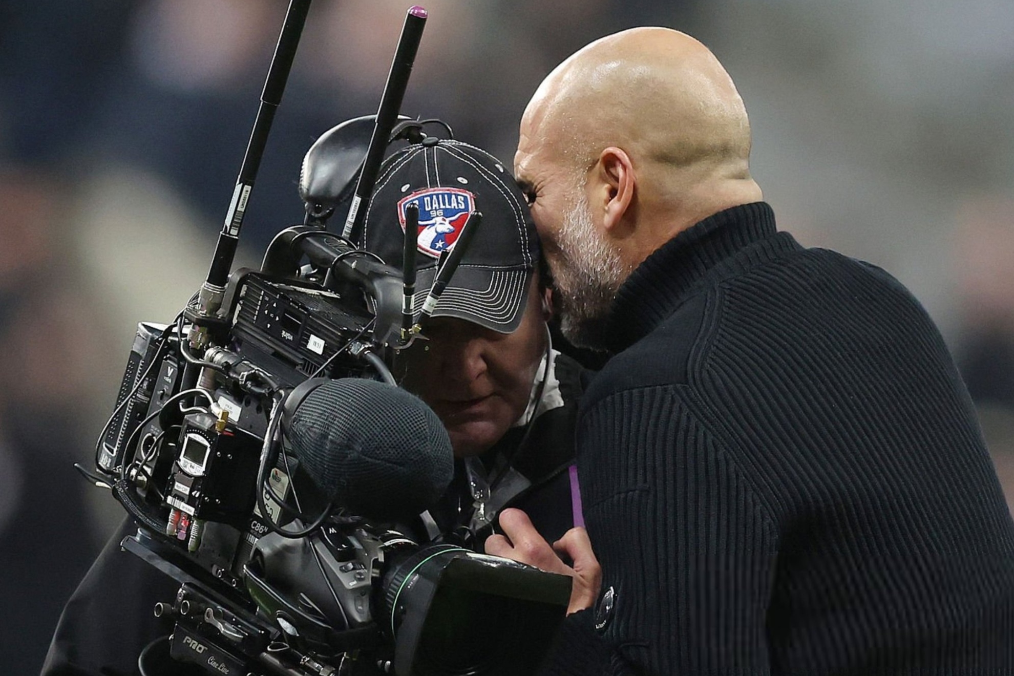 Pep Guardiola pagó su frustración con un cámara en Newcastle.