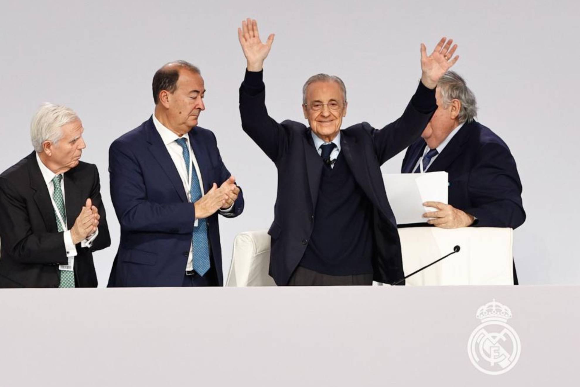 Florentino Pérez agradece el aplauso de los socios tras su duro discurso.