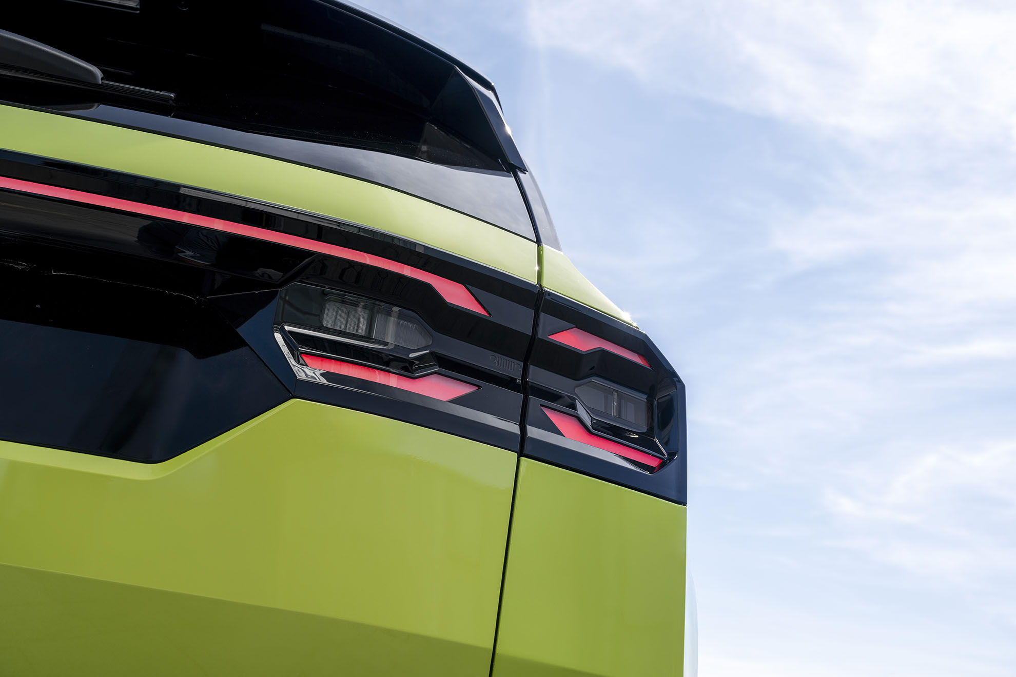 Tudo em seu design contribui para aprimorar a aerodinâmica de seu antecessor.