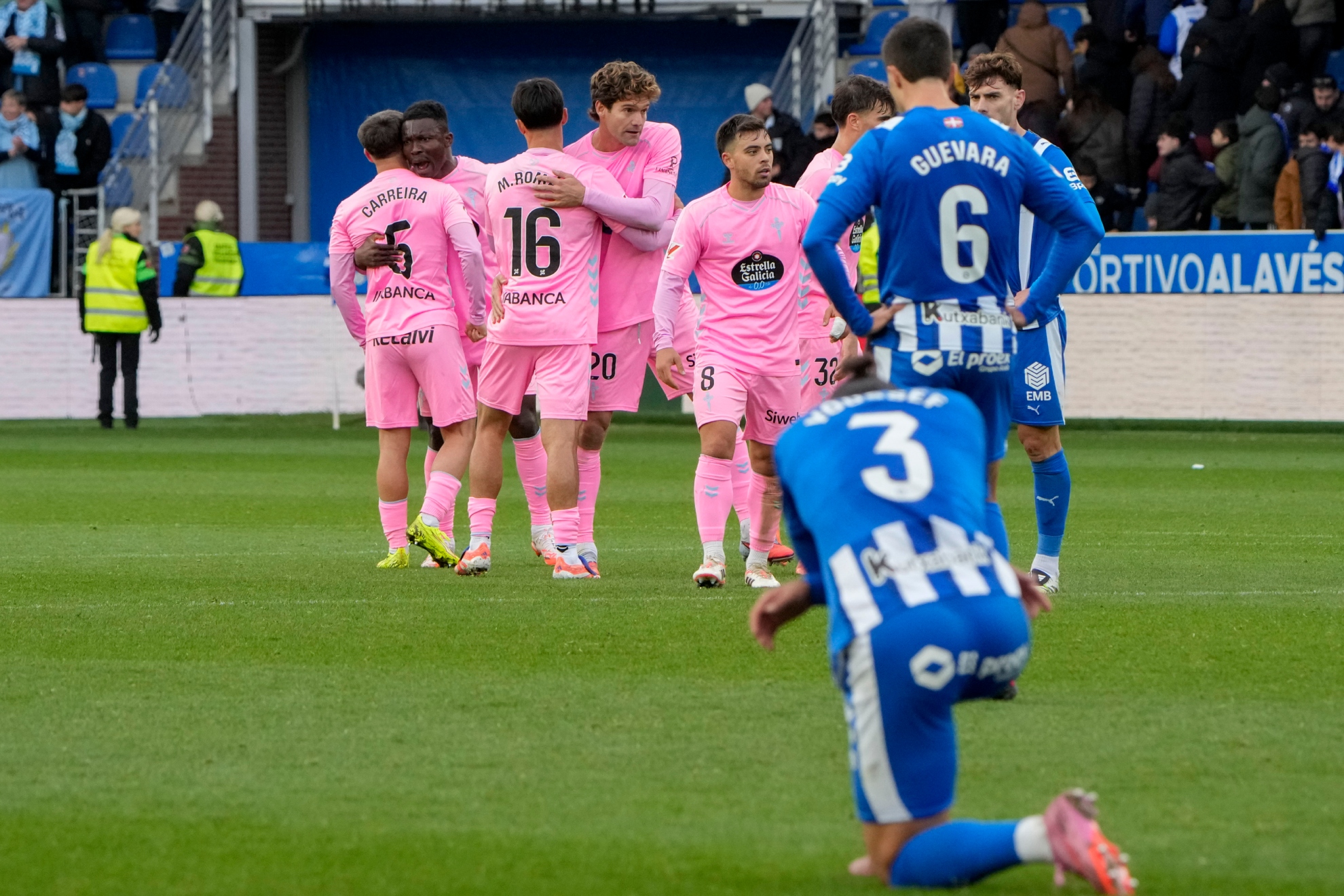 Los jugadores del Celta celebran la victoria ante el Alavés.