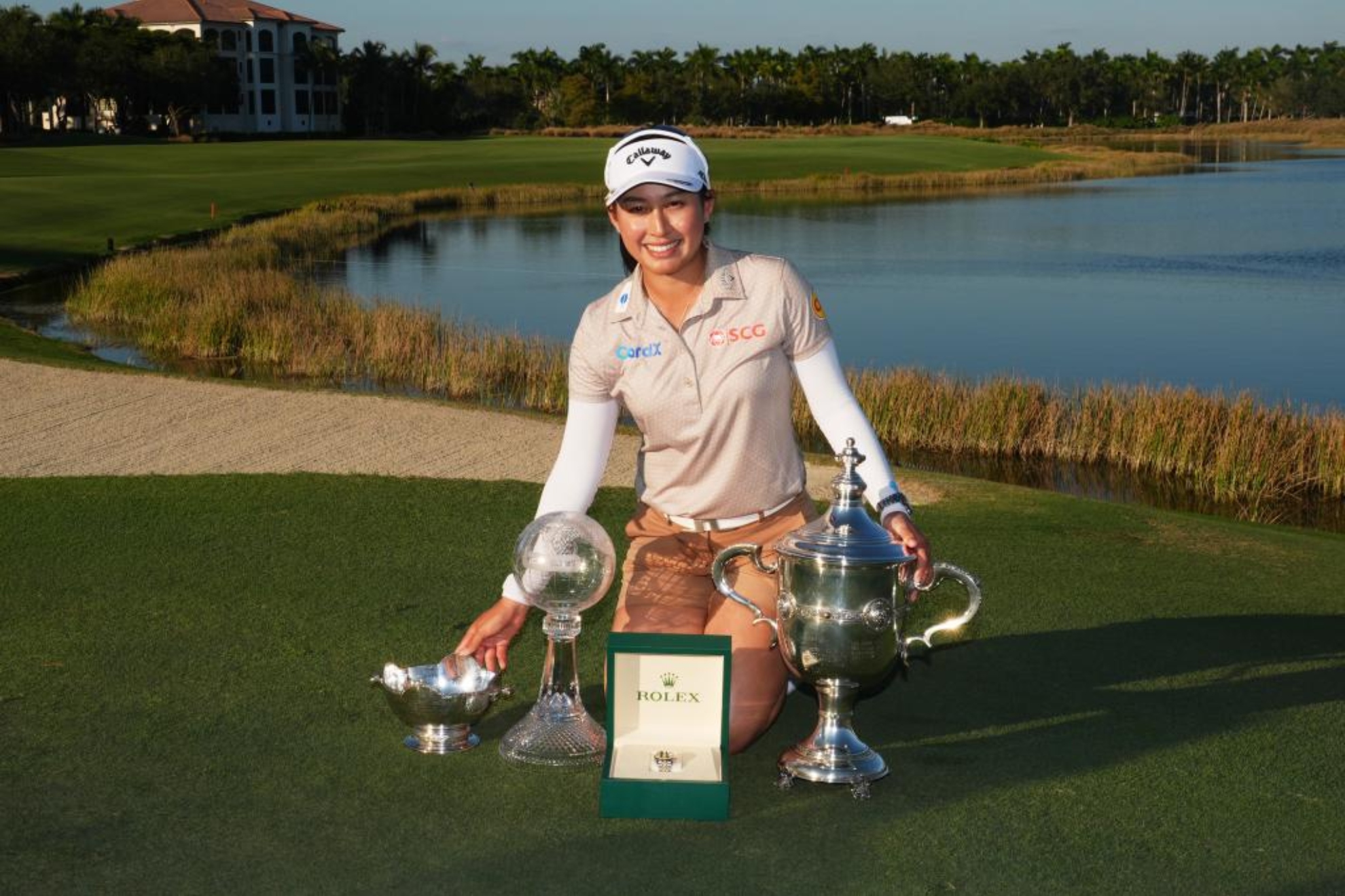 Thitikul (22) posa con todos los trofeos que ganó