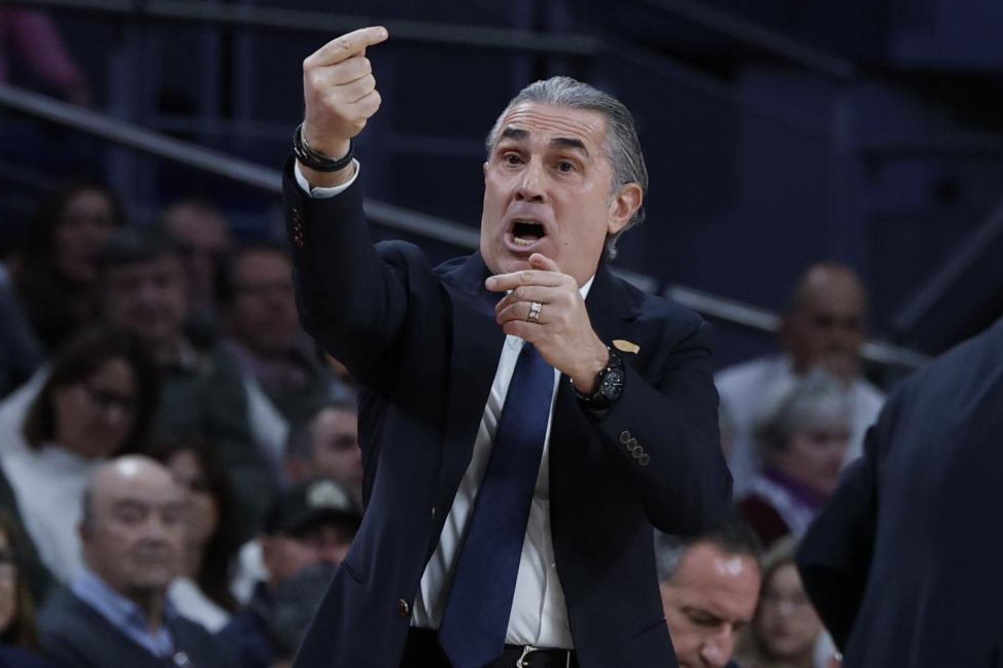Sergio Scariolo gives instructions in a Euroleague match.