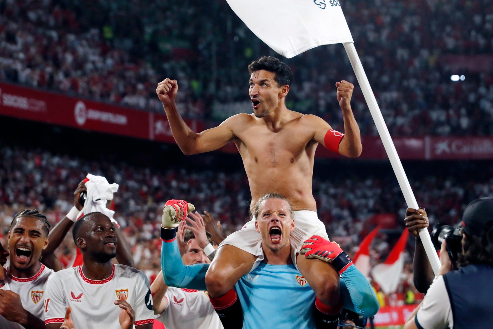 El Sevilla celebrando la victoria en un partido en el Sánchez Pizjuán ante el Betis.
