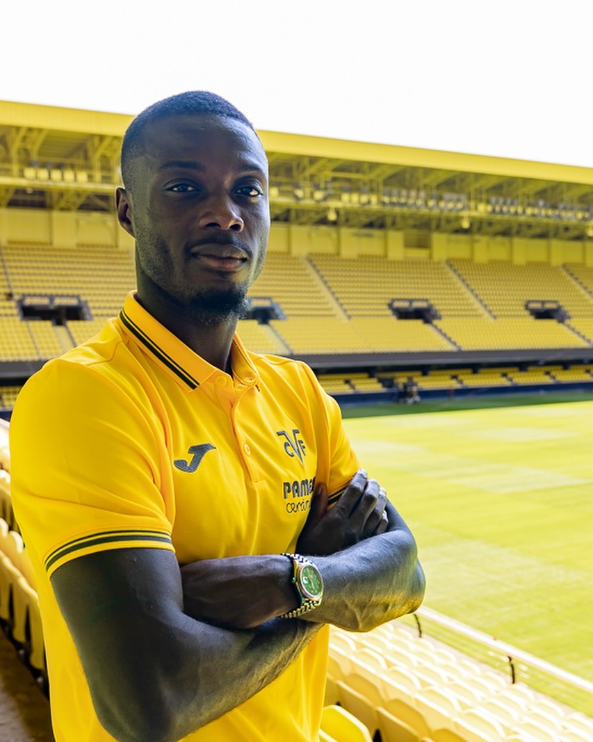 Nicolás Pepé posando con la equipación oficial del Villarreal CF