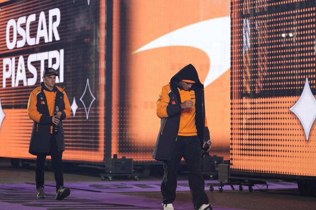 Norris y Piastri, yendo a declarar a comisarios en Las Vegas antes de ser descalificados.