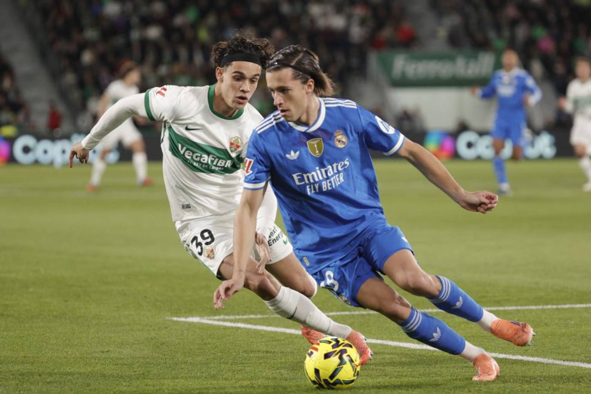 Carreras, ante Héctor Fort durante el partido Elche-Real Madrid de la última jornada.