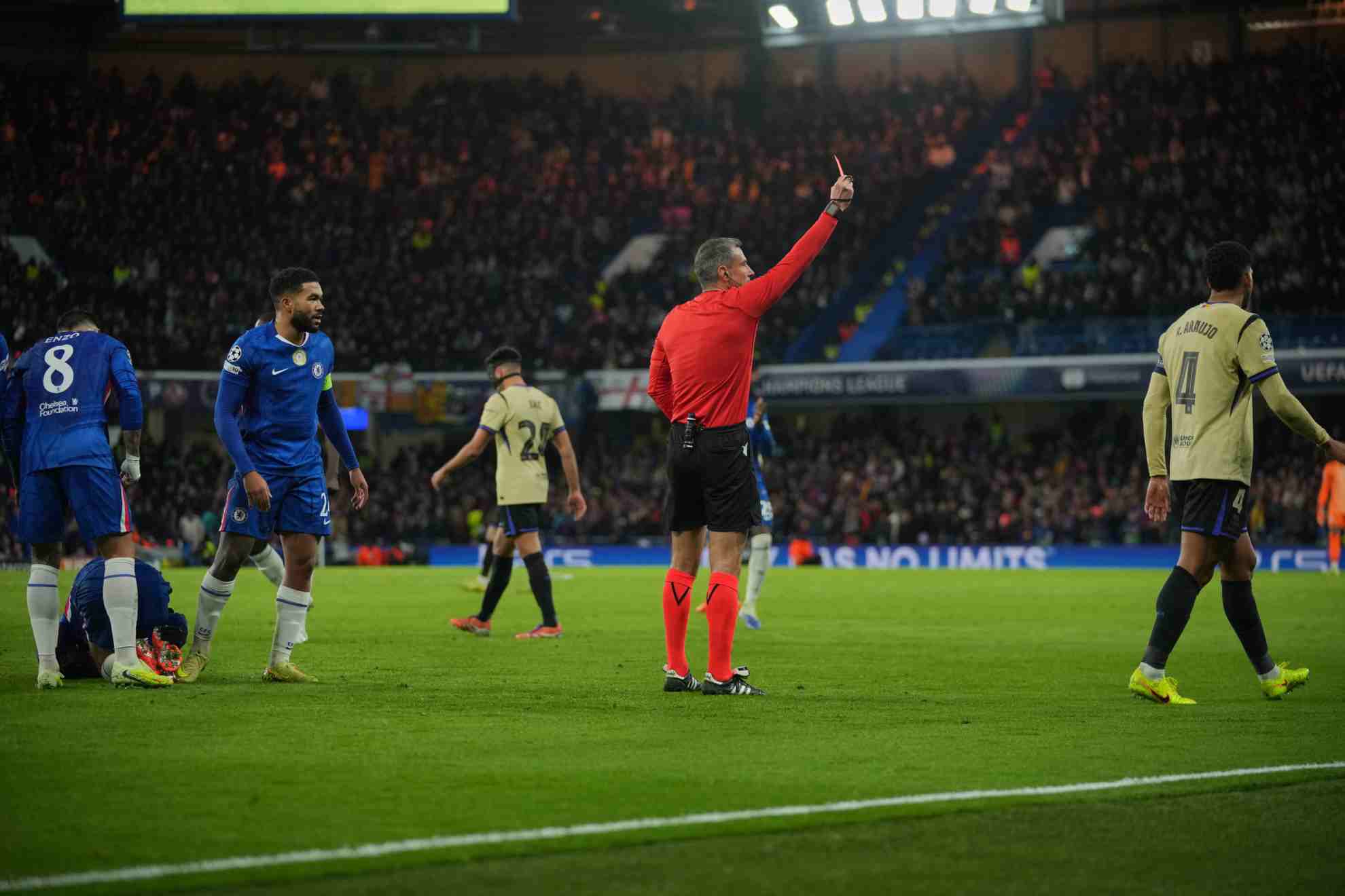 Vincic expulsa a Araujo