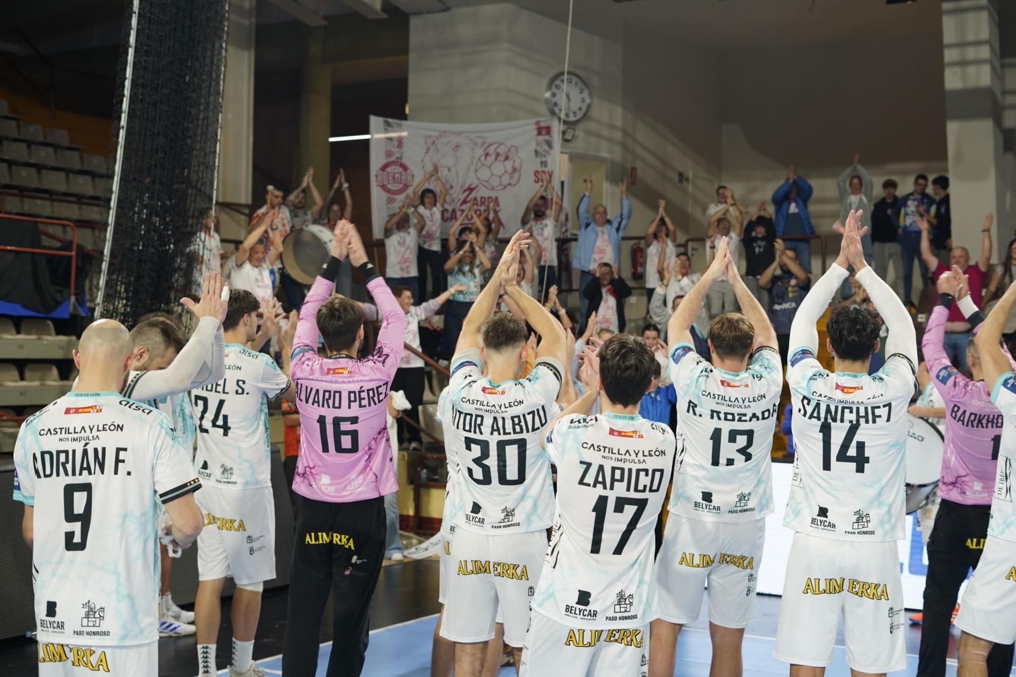 Los jugadores del Ademar celebran con su público una victoria en León.