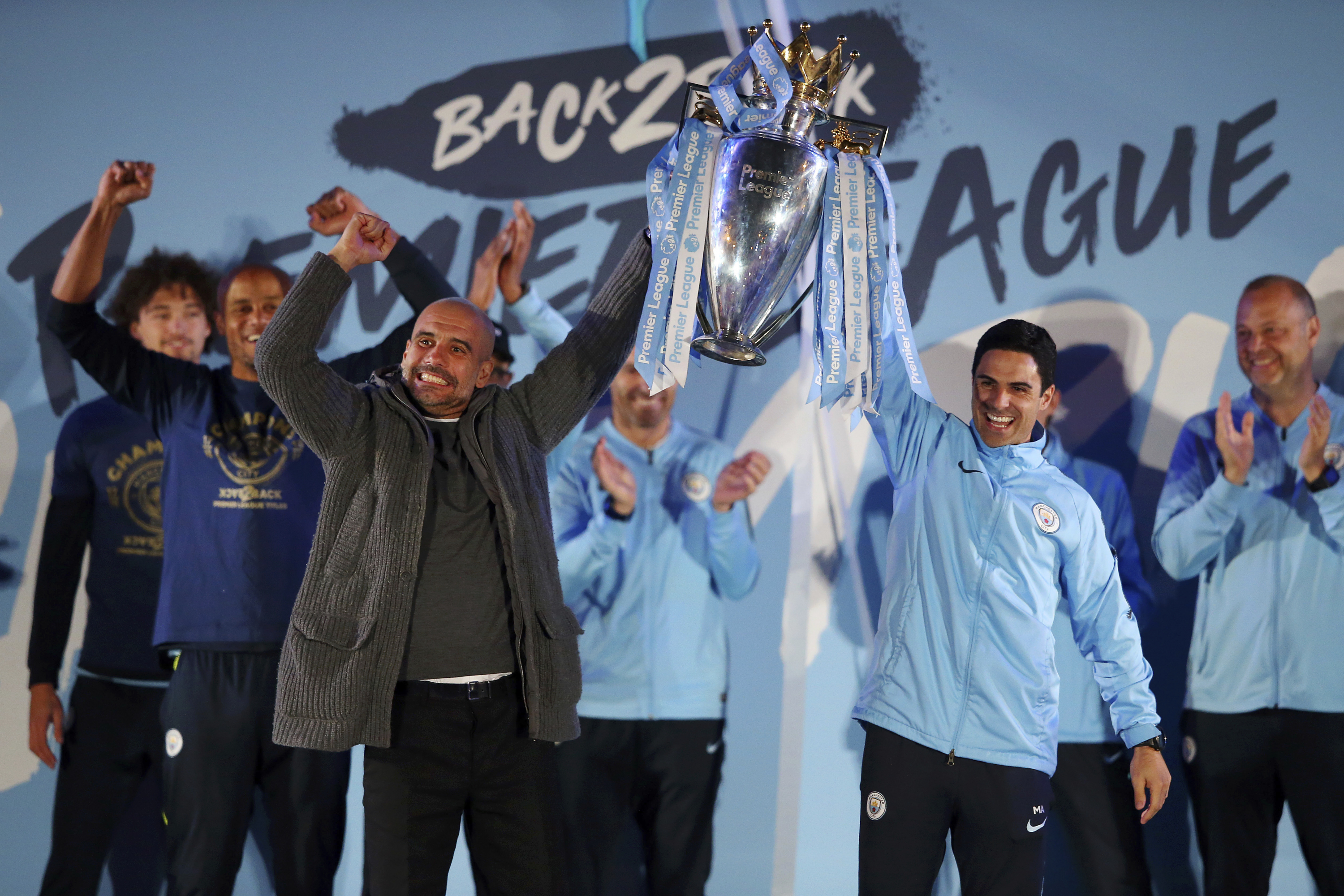 Guardiola, levantando la Premier junto a Pep