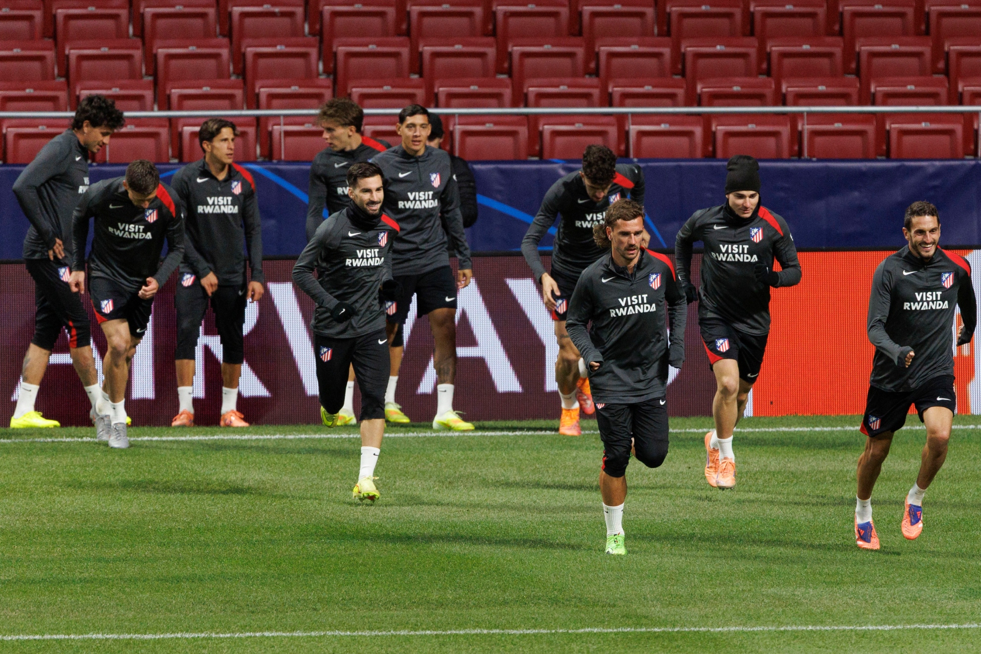 LOS JUGADORES DEL ATLÉTICO, EN EL ÚLTIMO ENTRENAMIENTO ANTES DE RECIBIR AL INTER.