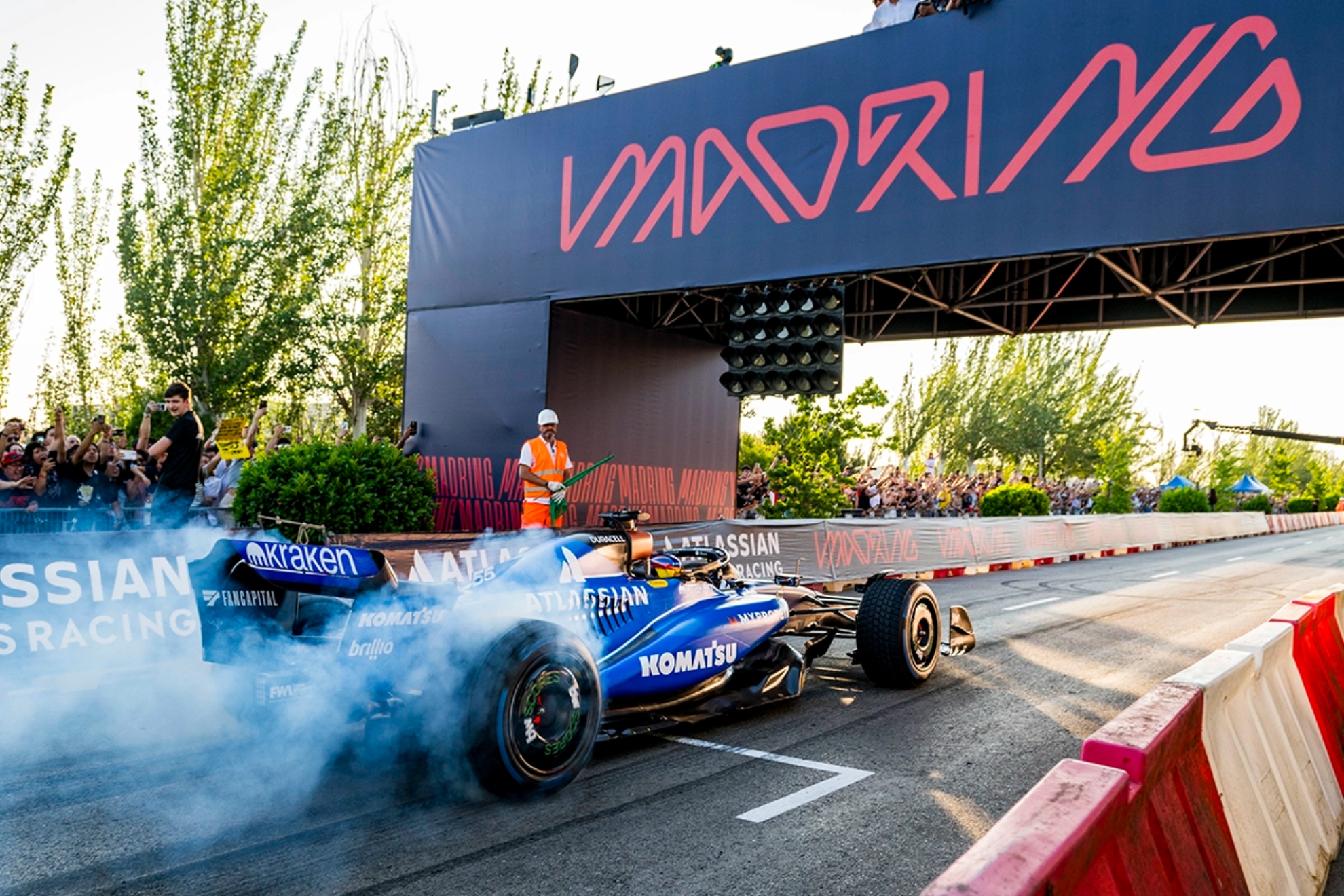Carlos Sainz, rodando en el circuito de Madring en su show.