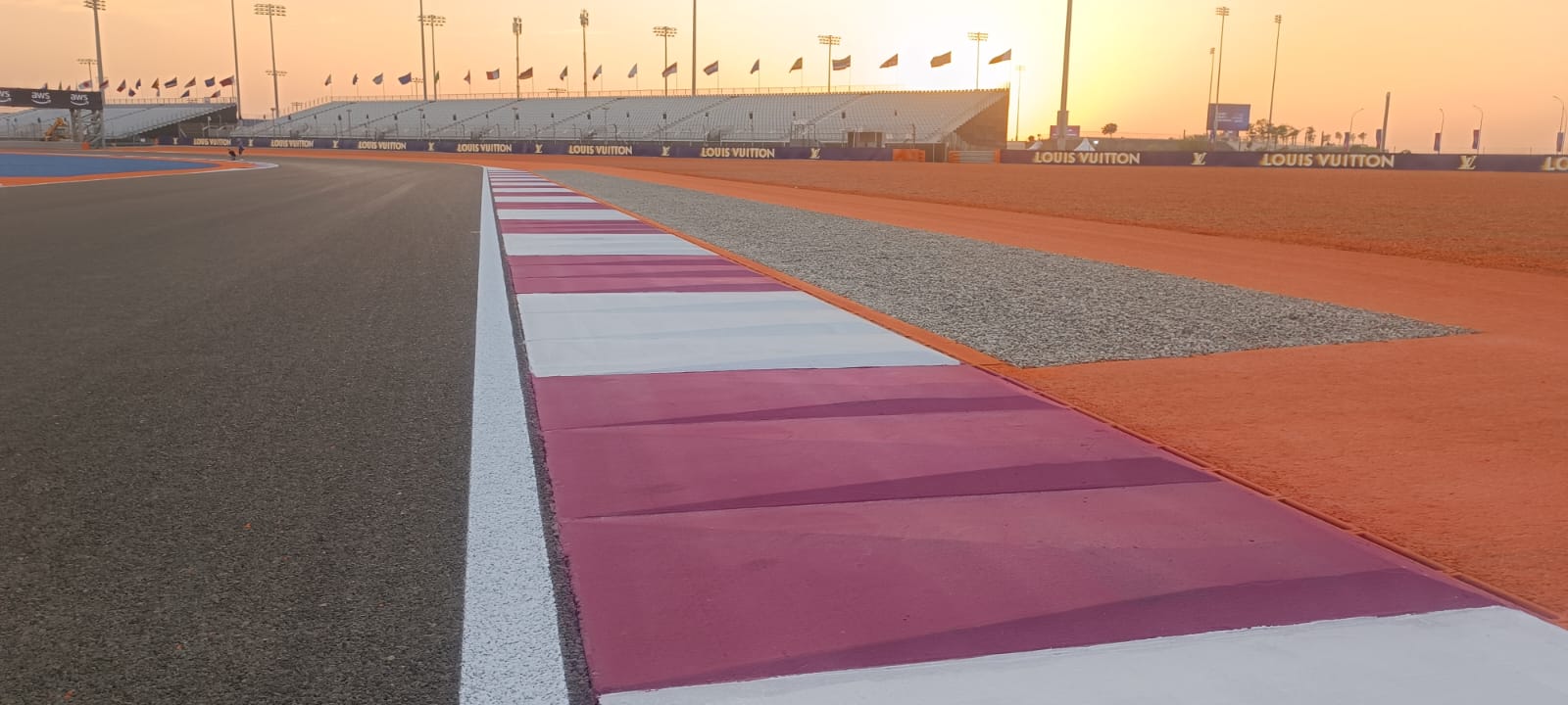 El borde de la curva 4 en Lusail.