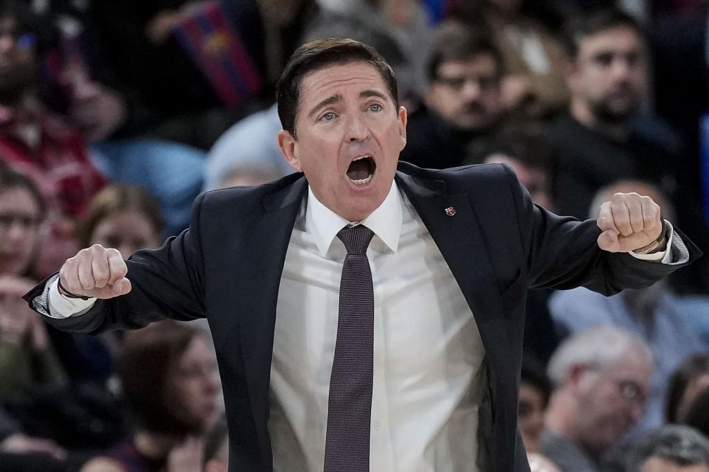 Xavi Pascual gestures during the match at the Palau.
