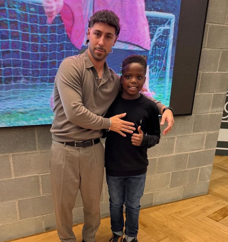 La firma de Destiny Kosiso, el niño prodigio de 12 años del Barcelona que marcó 145 goles: "¿Es ilegal?"