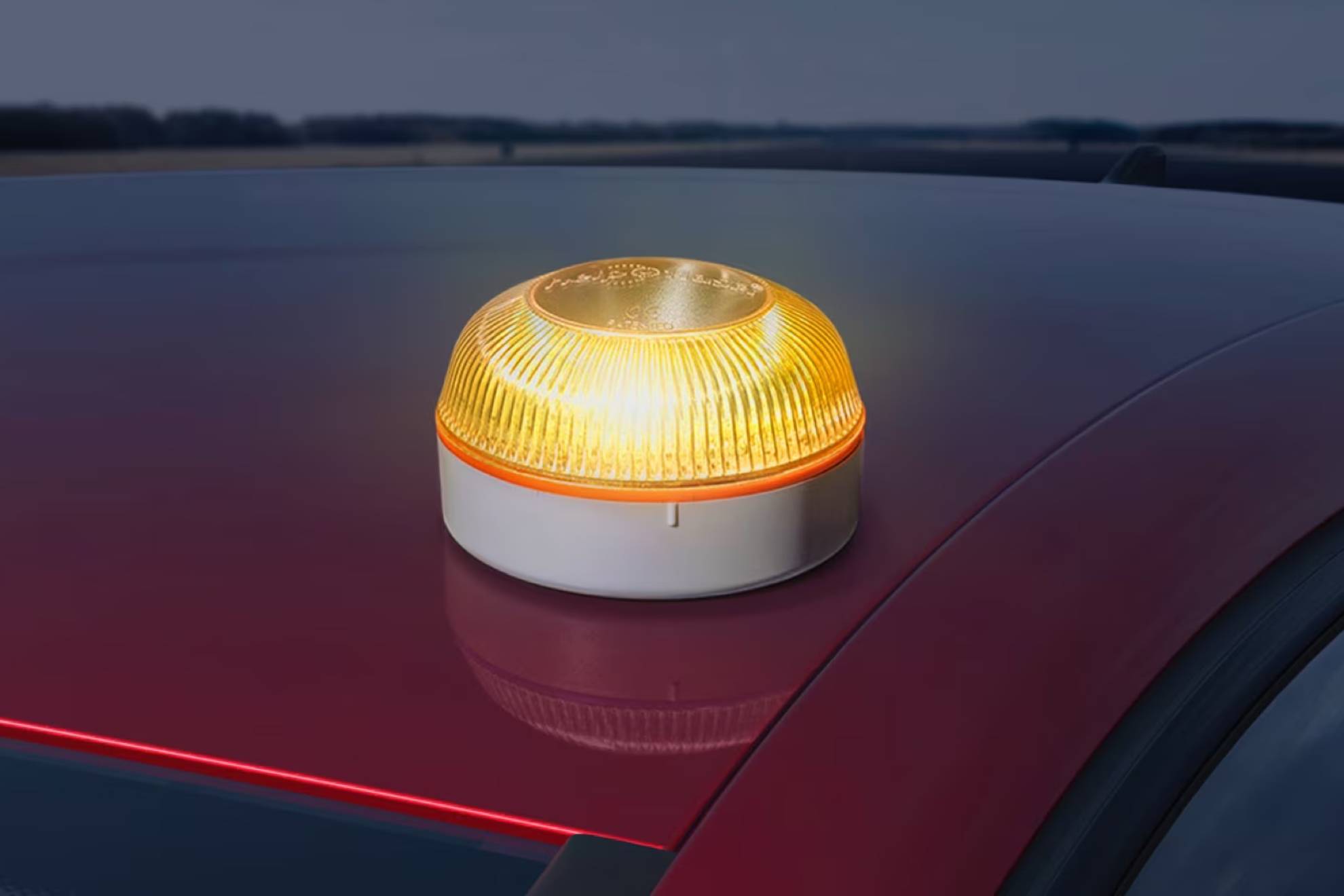 La baliza cuenta con un imán en su base para pegarse mejor a cualquier superficie del coche.