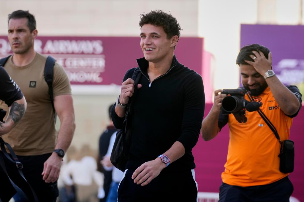 Norris, entrando por la puerta del paddock en Lusail este jueves.