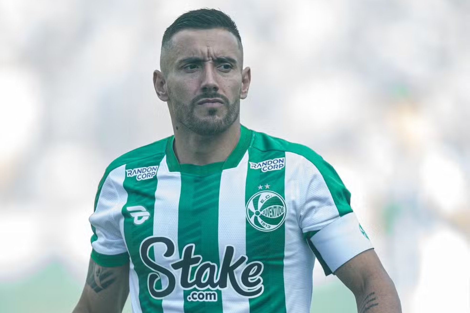 Alan Ruschel con la camiseta del Juventude