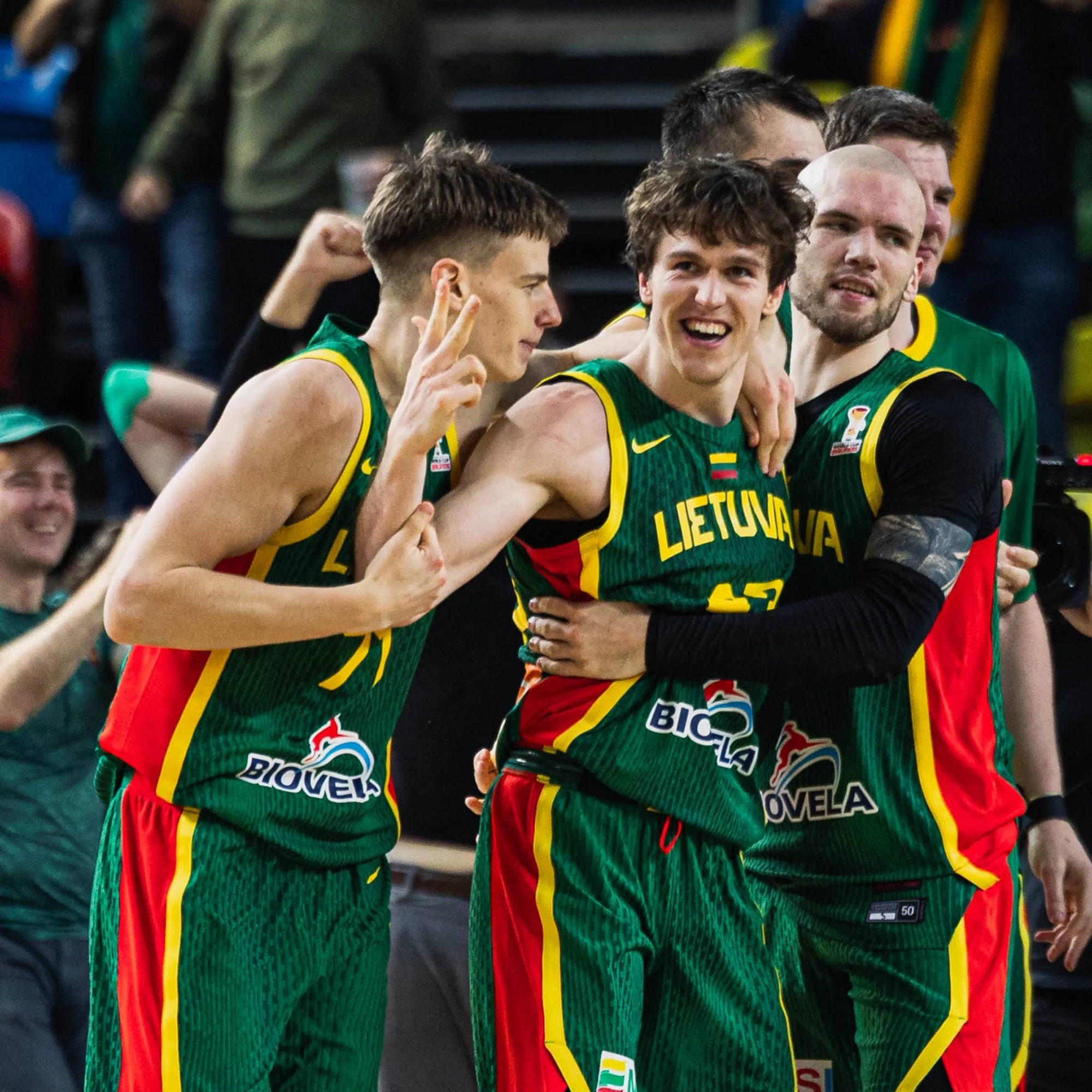 Ignas Sargiunas es felicitado por sus compañeros.