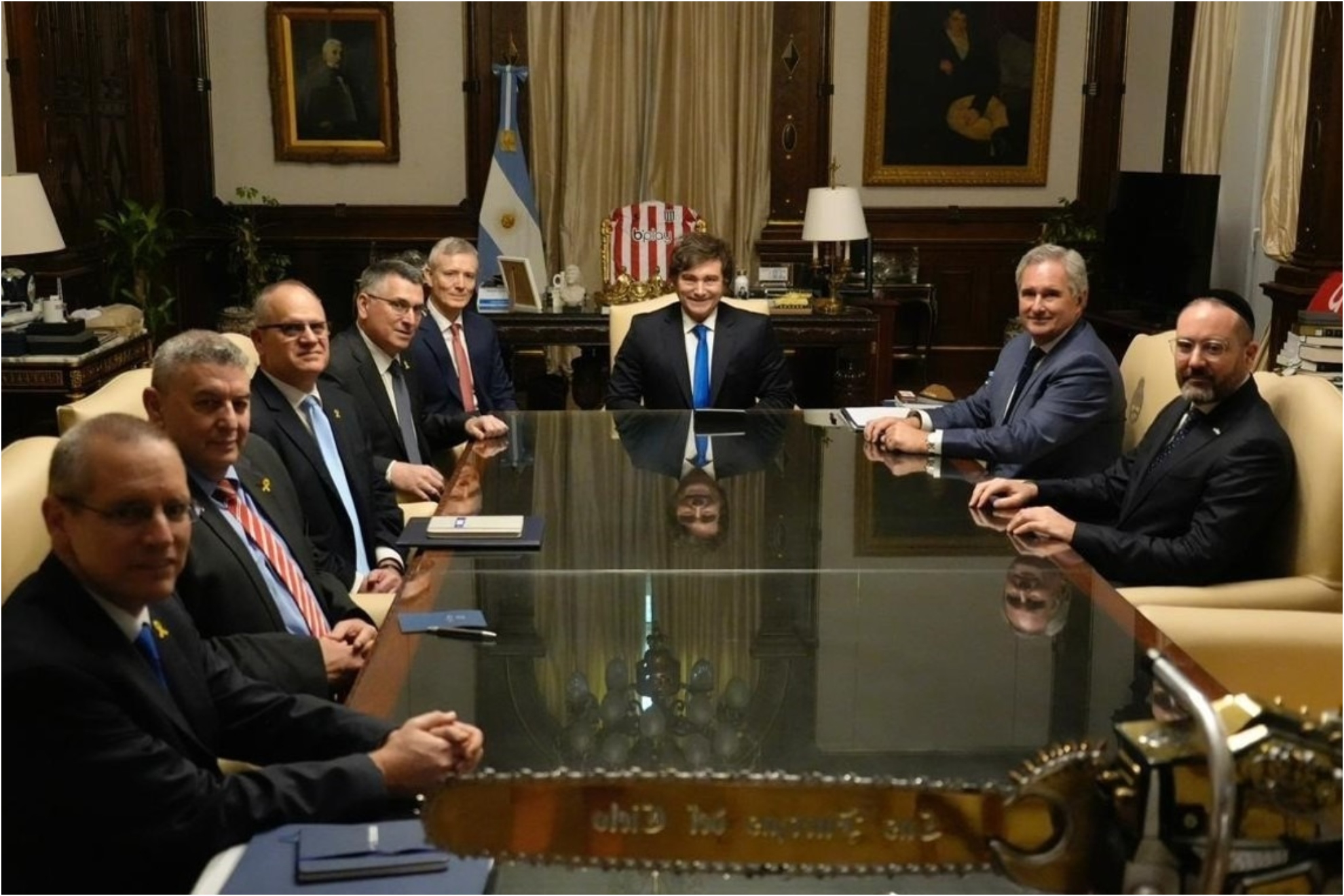 Imagen en el despacho presidencial argentino, con Javier Milei en el centro y la camiseta de Estudiantes en el sillón del presidente.