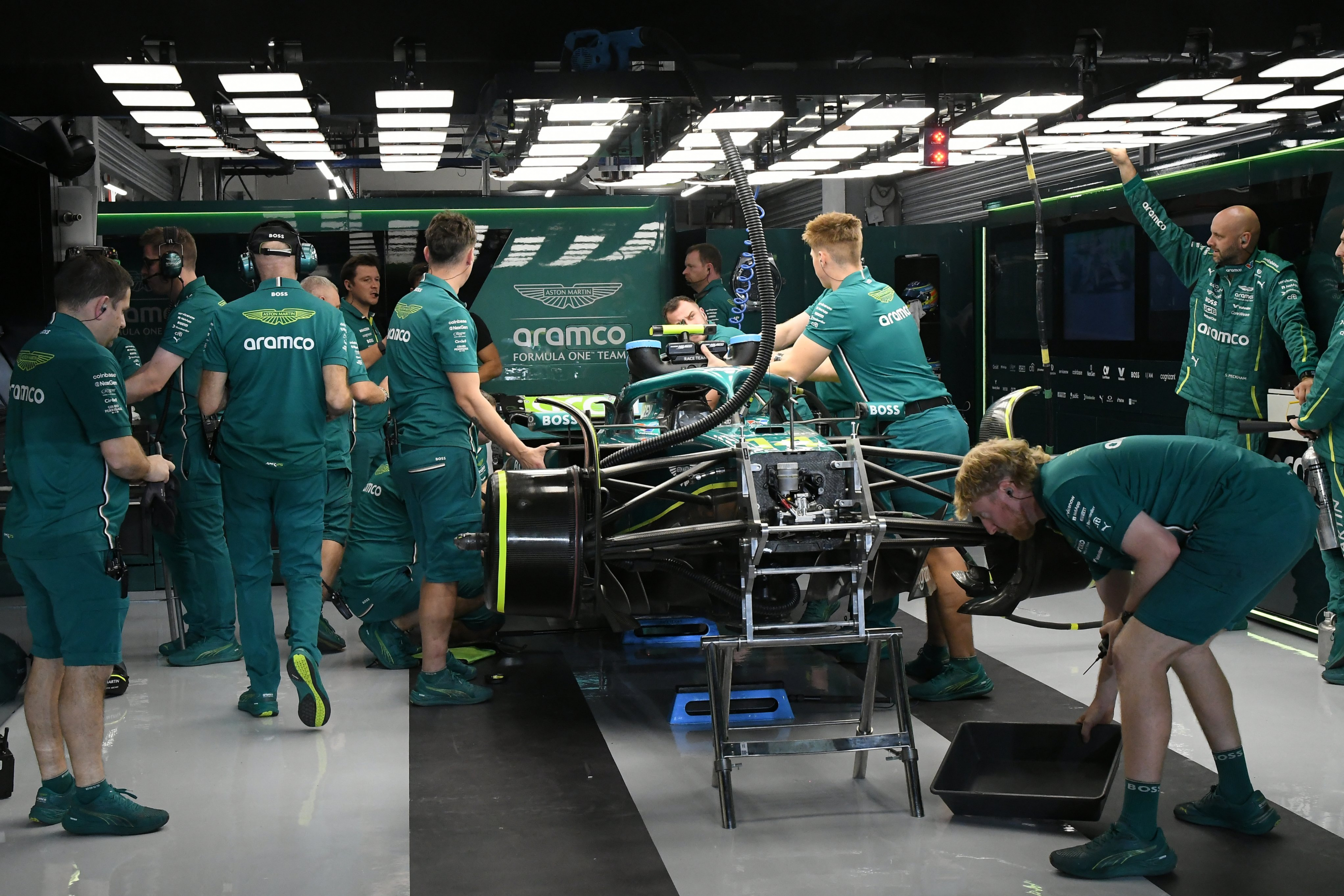 Newey camina en el box. Newey, en su primer día como jefe de equipo de Aston Martin F1. RUBIO (RV RACING PRESS) Actualizado: 28/11/2025 18:09 horas