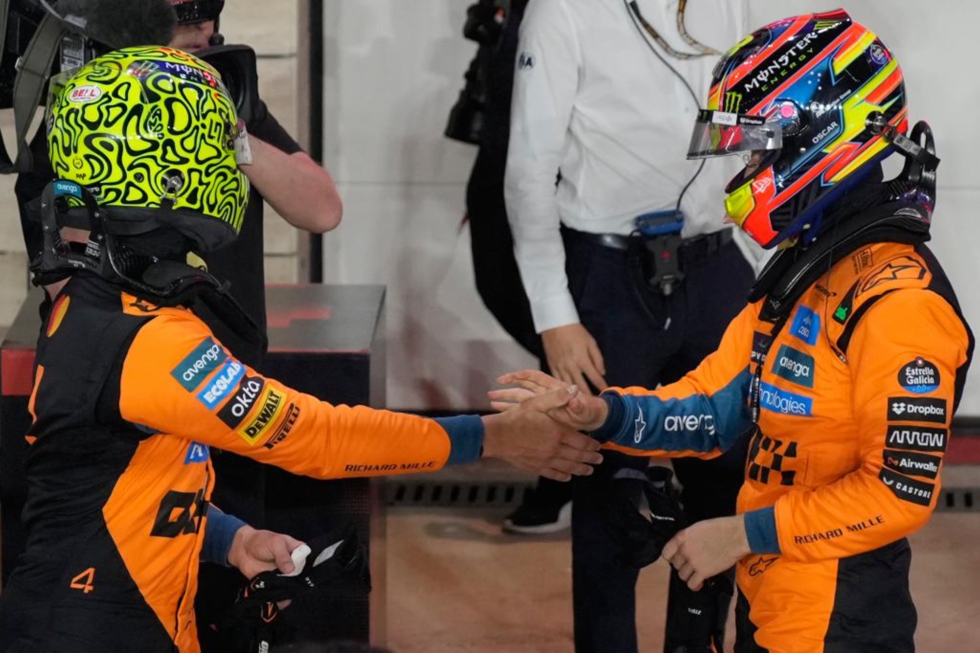Saludo entre Norris y Piastri.