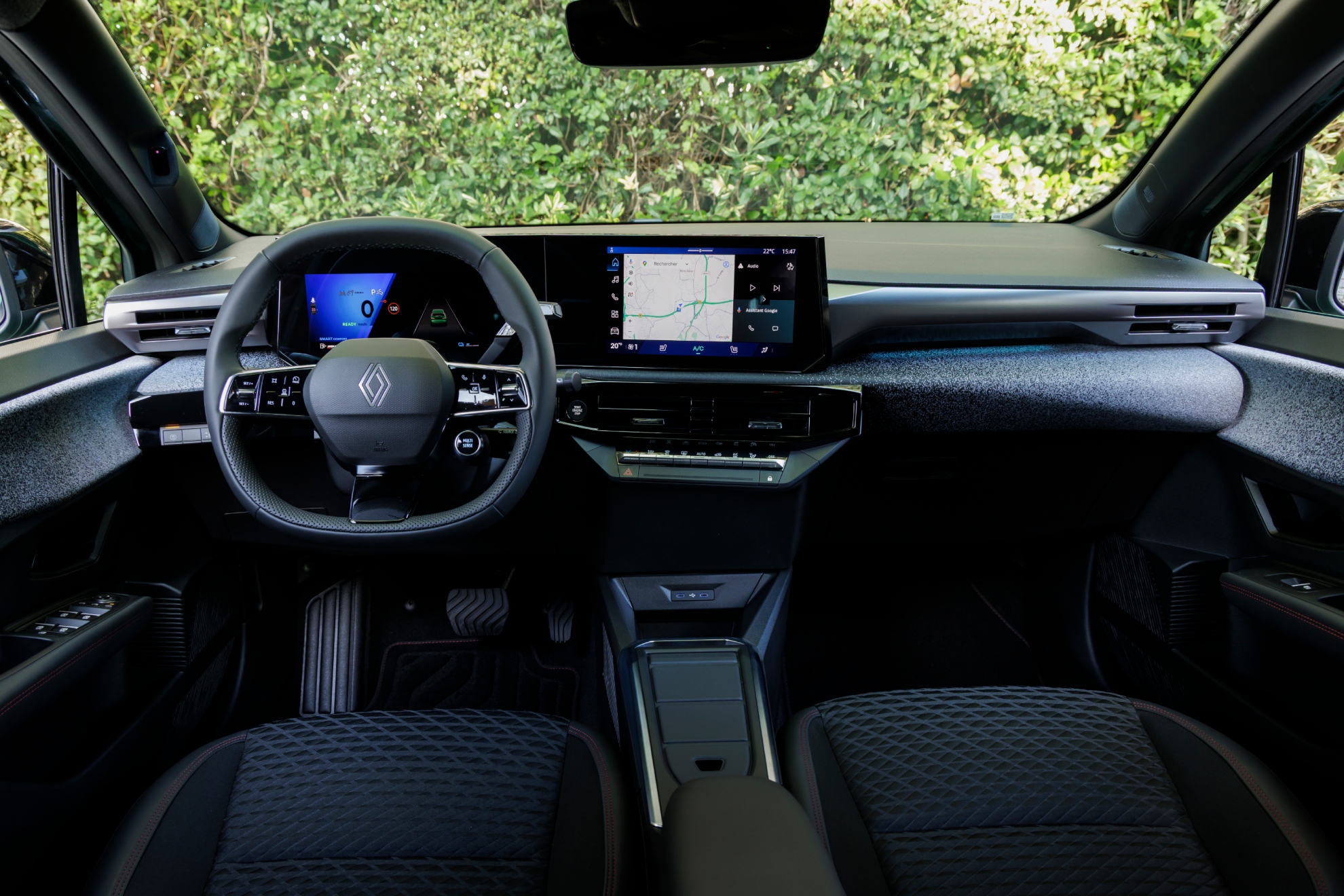 O interior do Clio é completamente diferente da geração anterior.