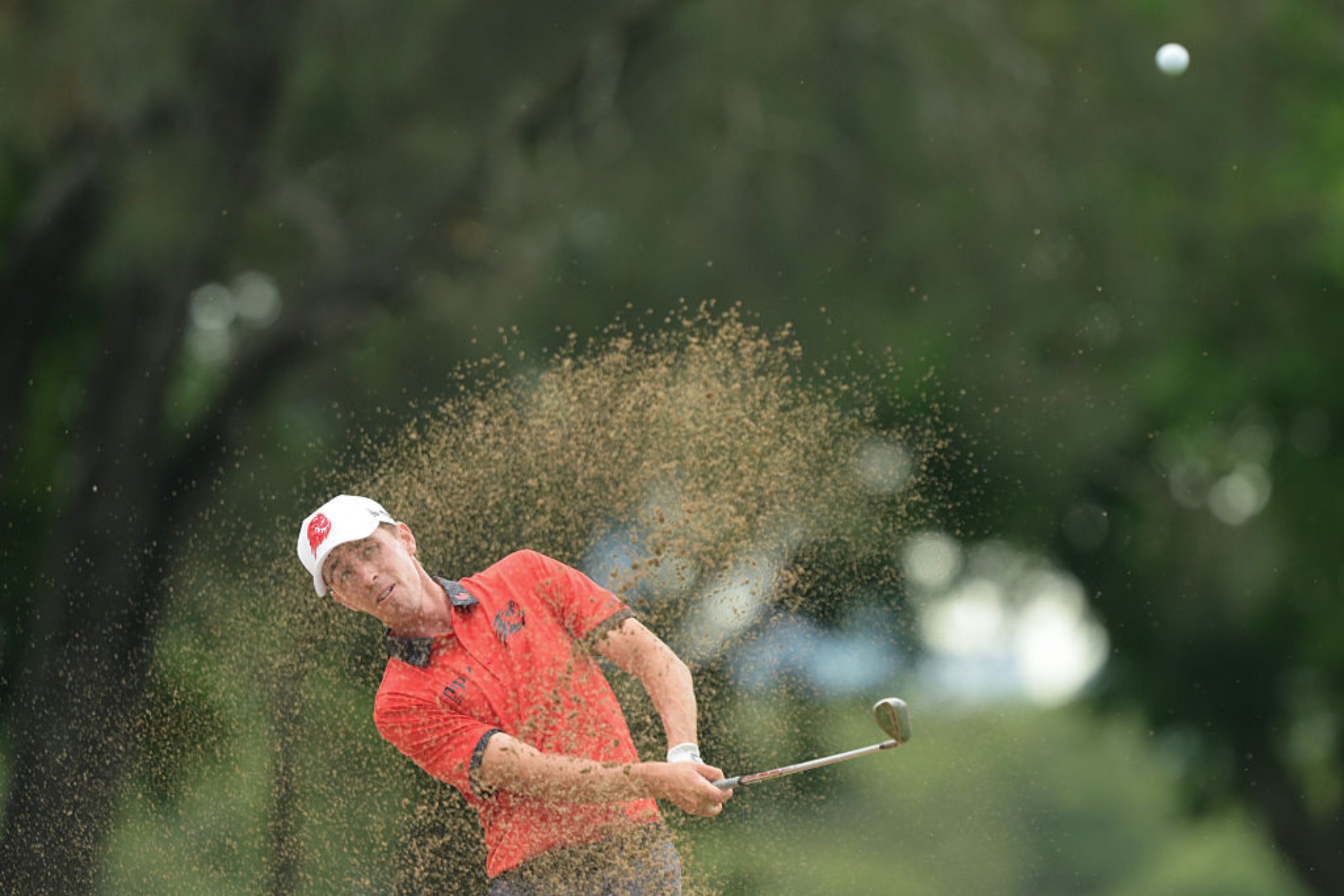 David Puig (23) saca una bola del bunker en la tercera jornada