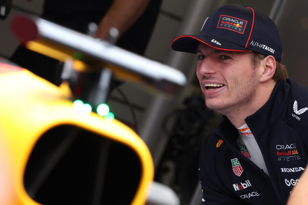 Verstappen en el stand de Red Bull en Qatar.