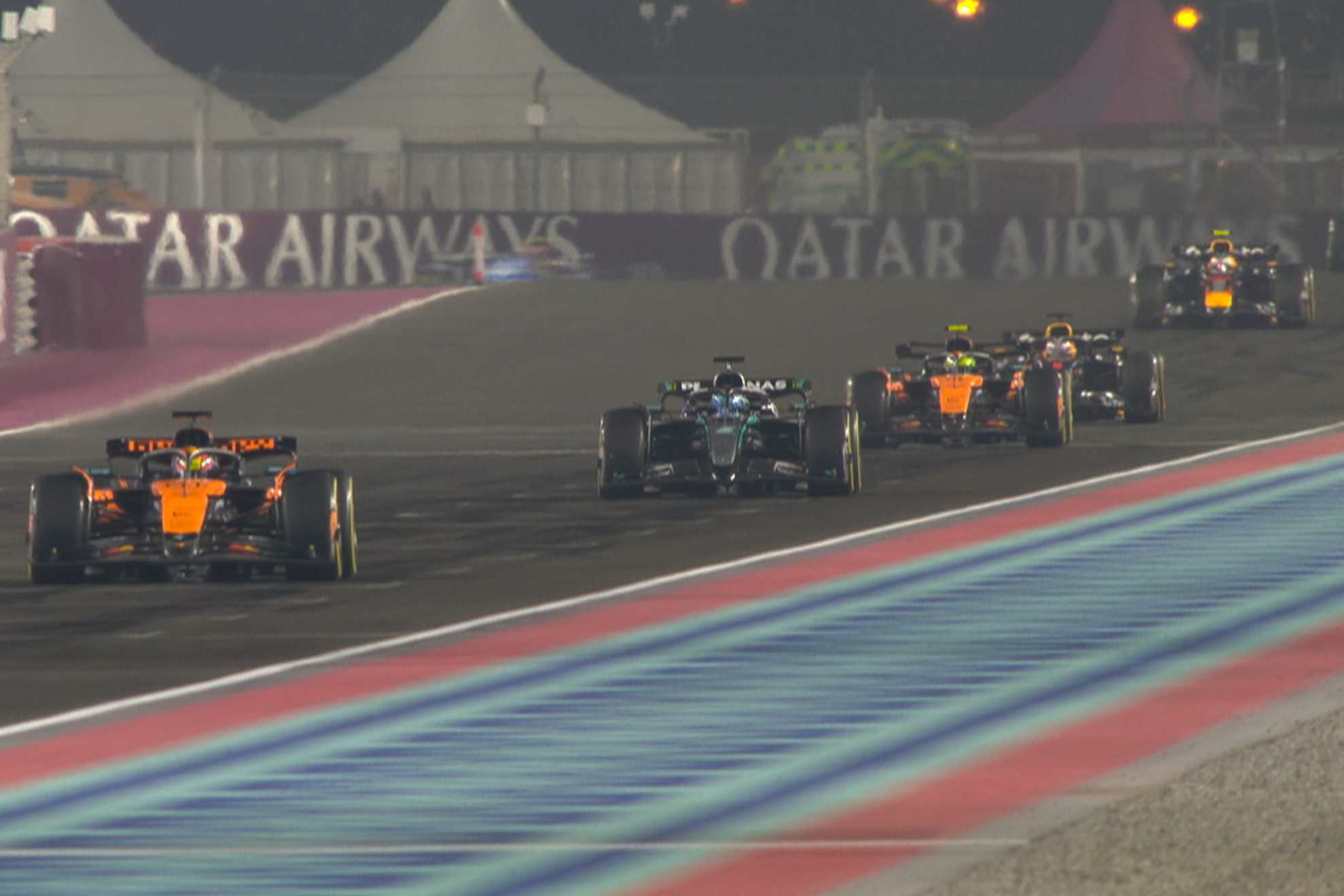 Piastri, Russell, Norris y Vertstappen, en el paso por la vuelta 2.