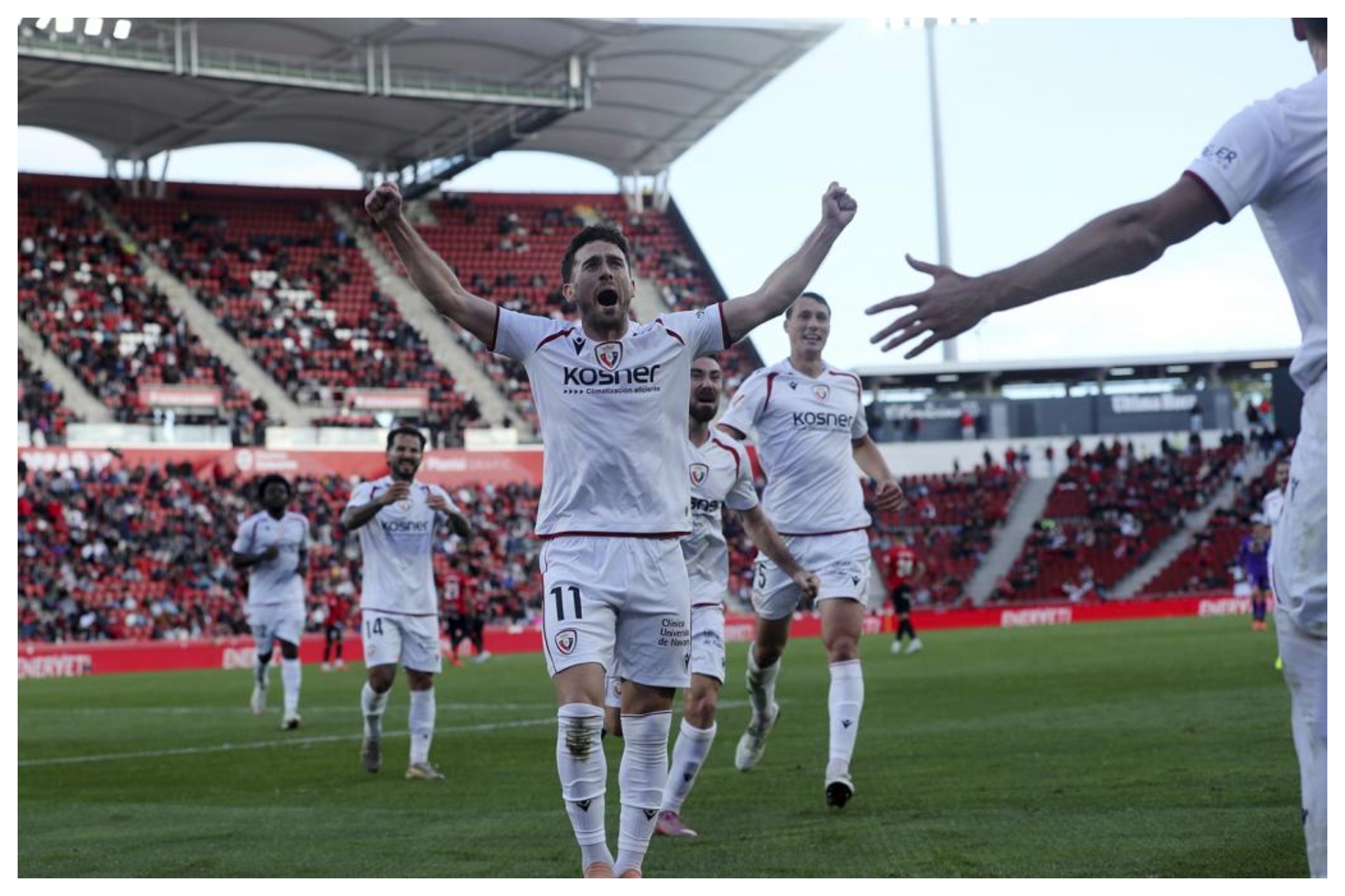 Los jugadores del Osasuna celebrando el gol del empate.