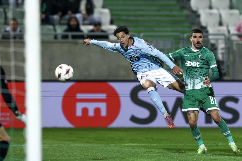 Jones disparando a portería