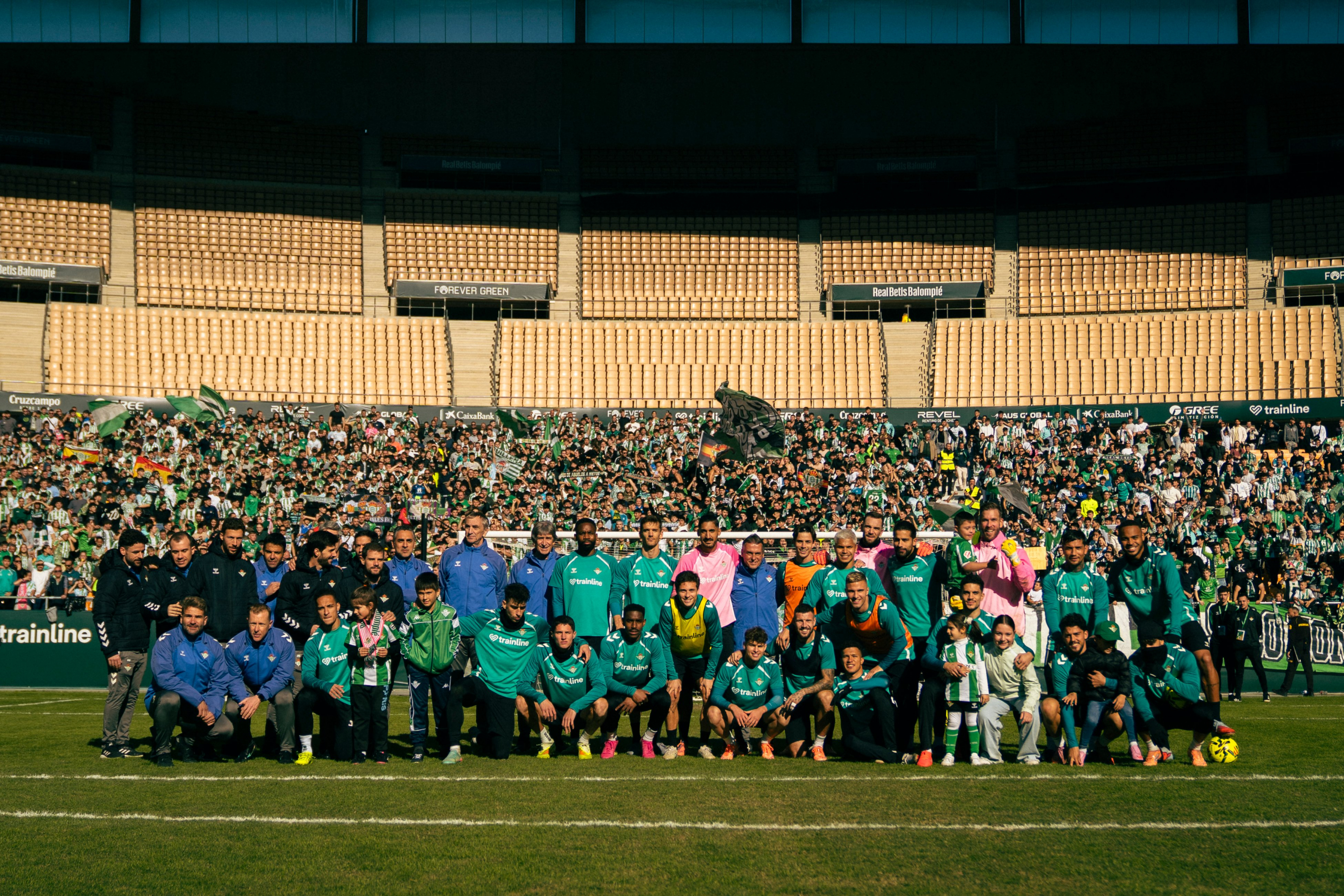 La plantilla del Betis, tras el entrenamiento de ayer