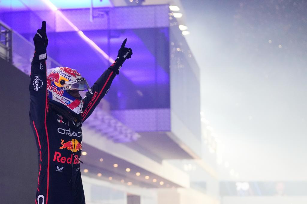 El piloto de Red Bull Max Verstappen de Holanda celebra después de ganar el Gran Premio de Qatar de Fórmula Uno, en el Circuito Internacional de Lusail, en Lusail, Qatar, el domingo 30 de noviembre de 2025. (Foto AP/Darko Bandic)