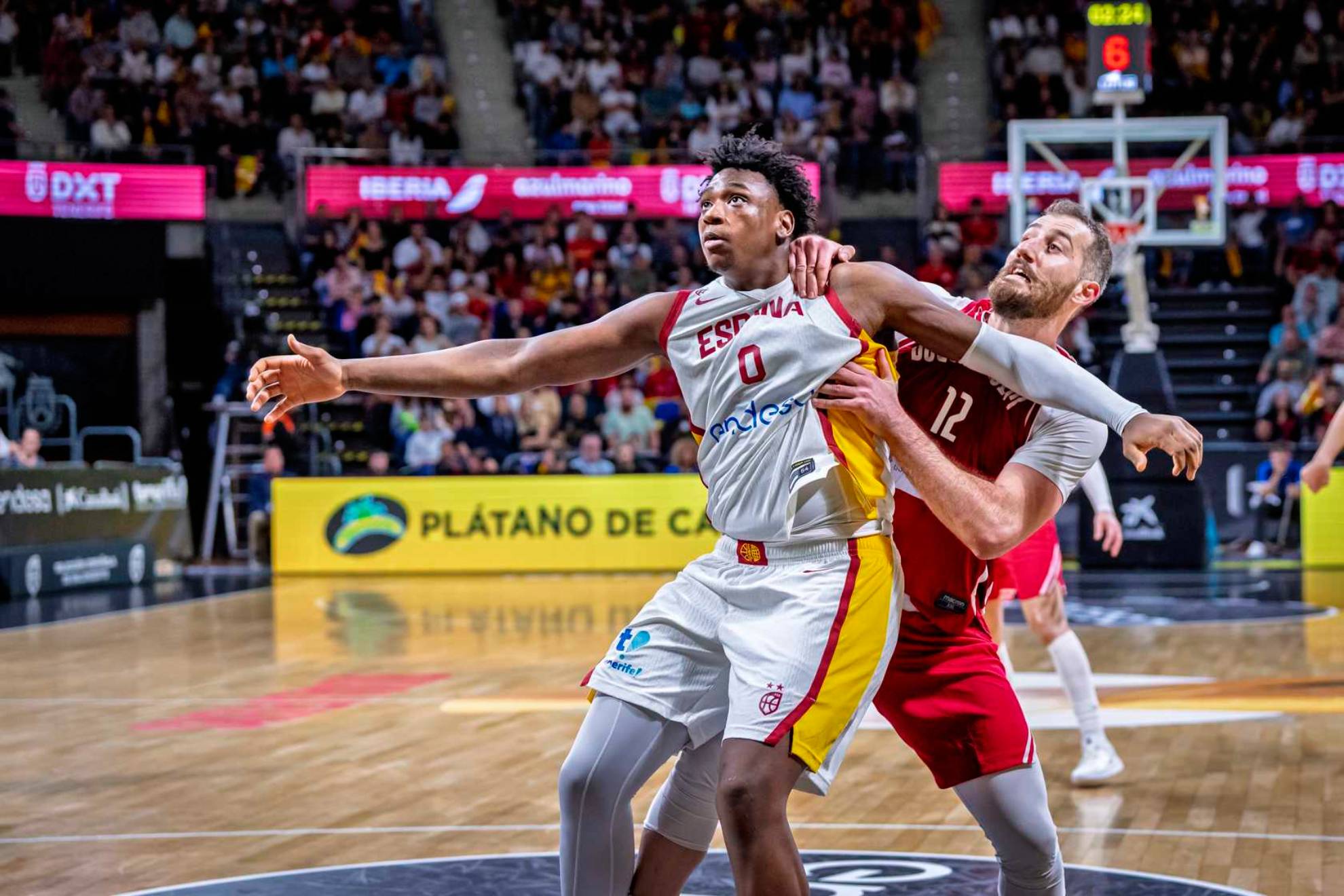 Great Osobor lucha por ganar la posición en el partido ante Georgia.