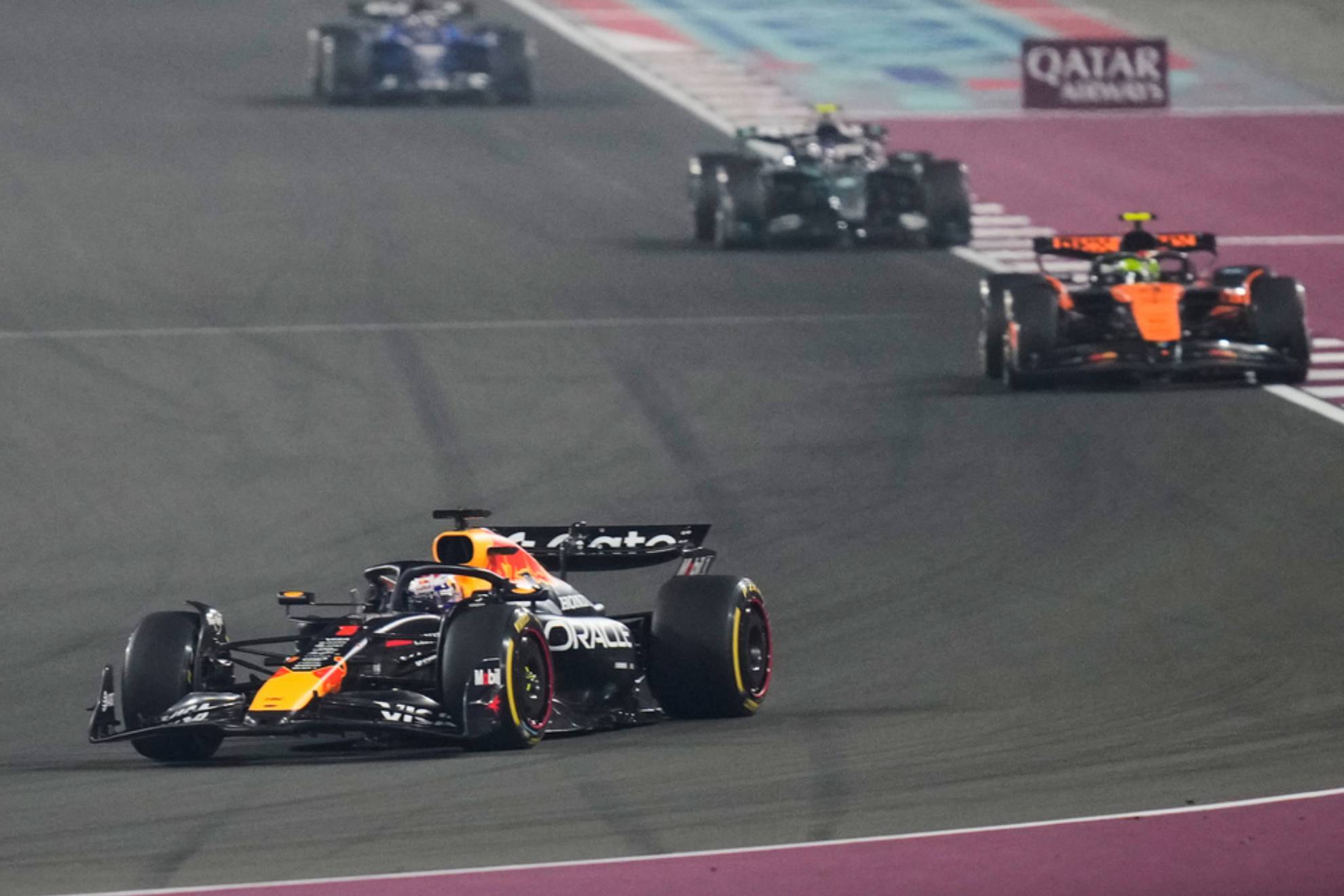 El piloto de Red Bull Max Verstappen de Holanda lidera su auto seguido por el piloto de McLaren Lando Norris de Gran Bretaña durante el Gran Premio de Qatar de Fórmula Uno, en el Circuito Internacional de Lusail, Lusail, Qatar, el domingo 30 de noviembre de 2025. (Foto AP/Darko Bandic)