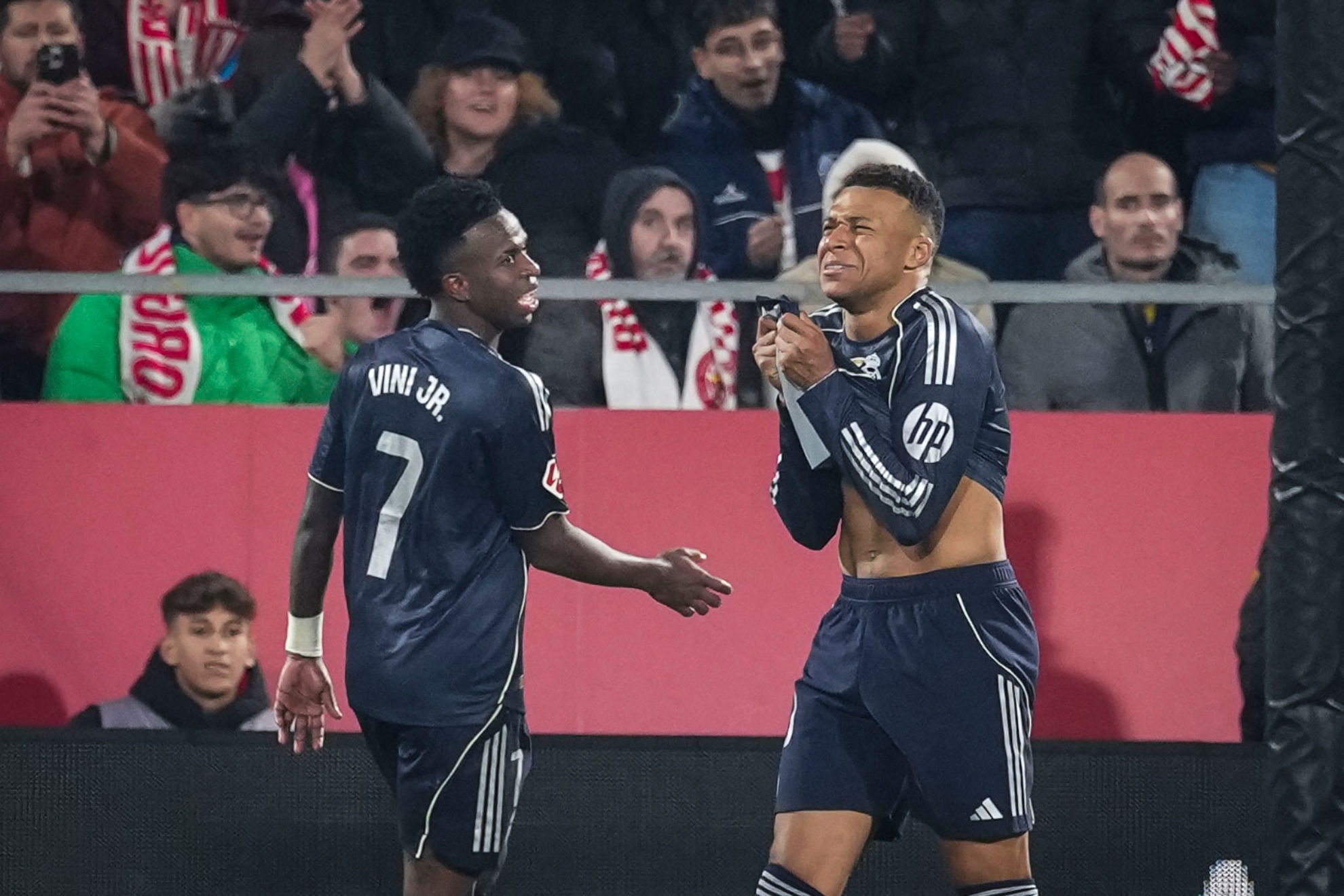 Mbappé se arrepiente tras una oportunidad perdida en el último segundo del partido.