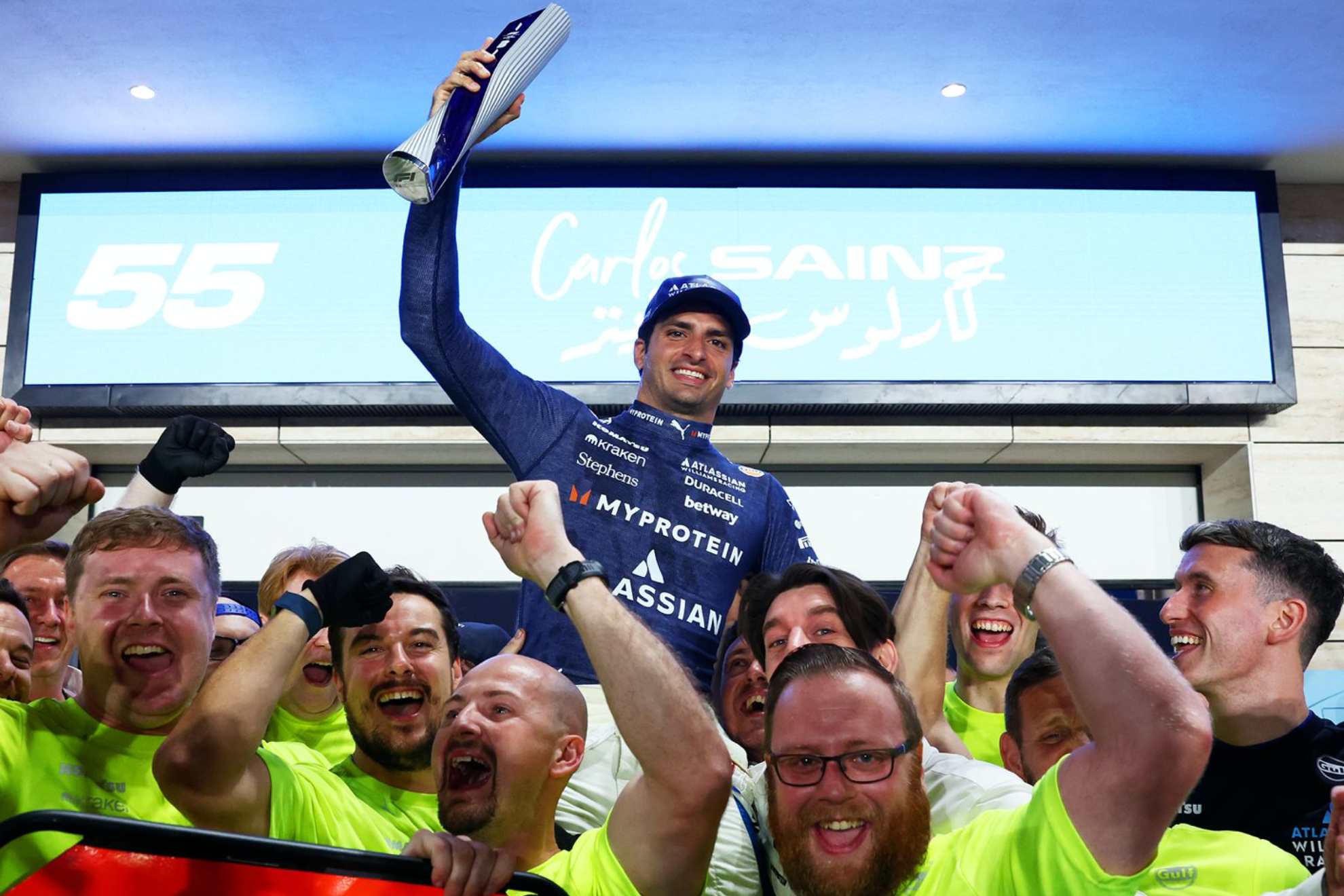 Sainz, con el trofeo delante del palco.