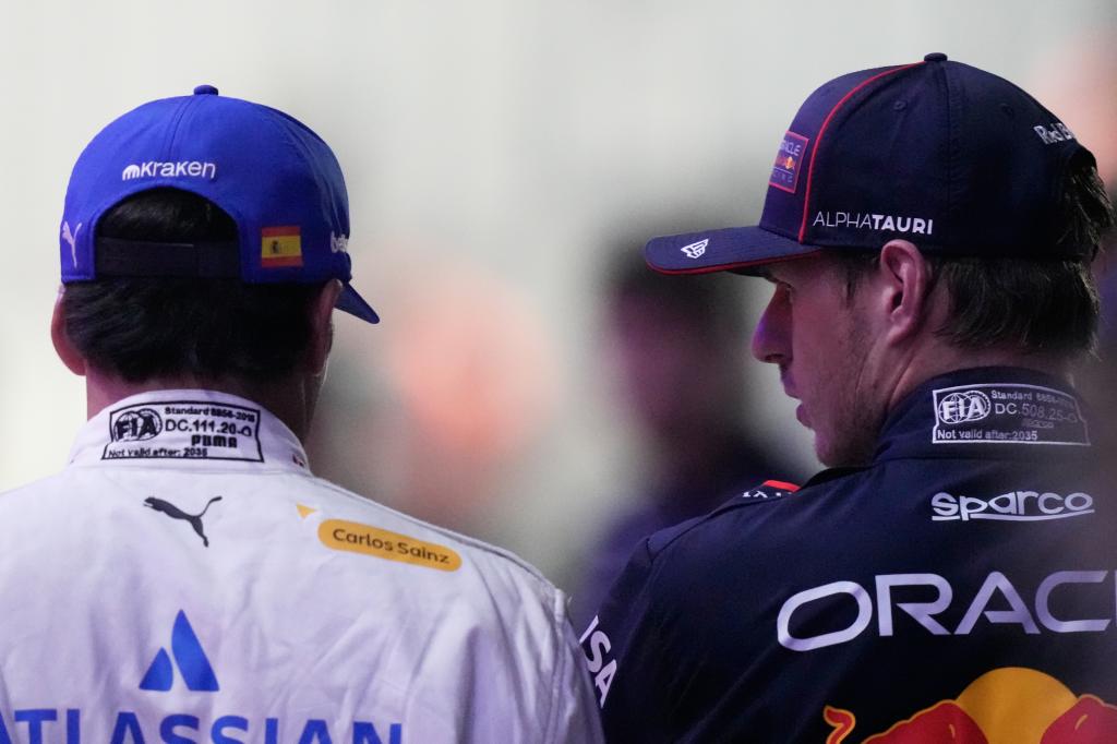 Verstappen, comentando la carrera antes del podio con Sainz.