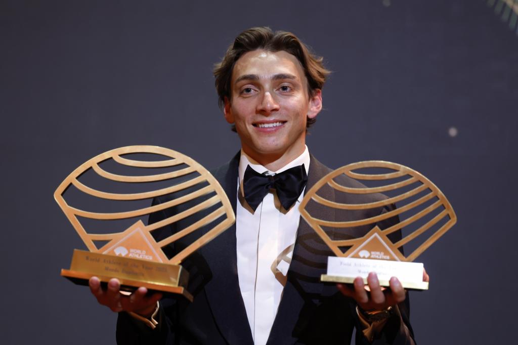 Duplantis, con los trofeos