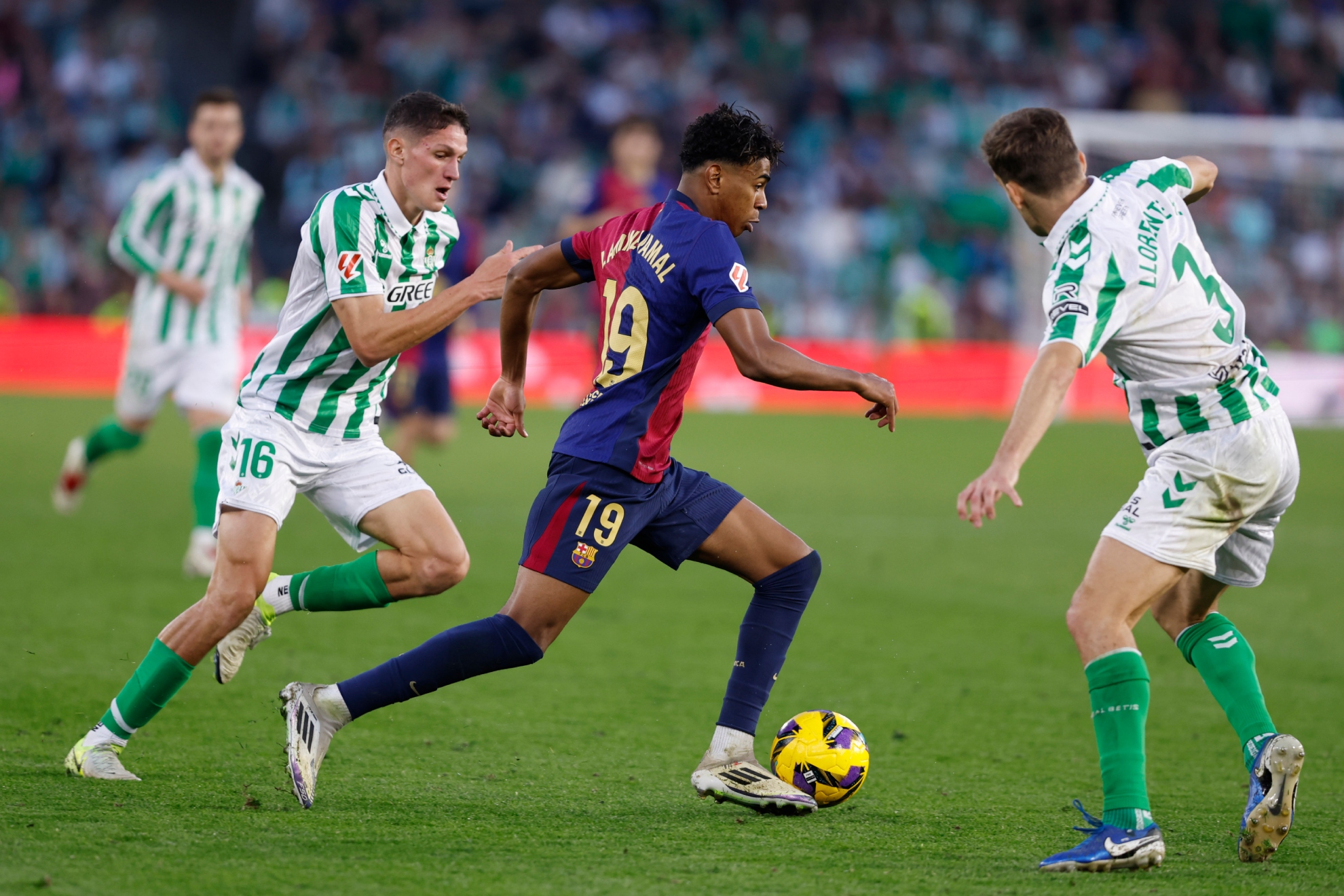 Jugadores del Betis y FC Barcelona