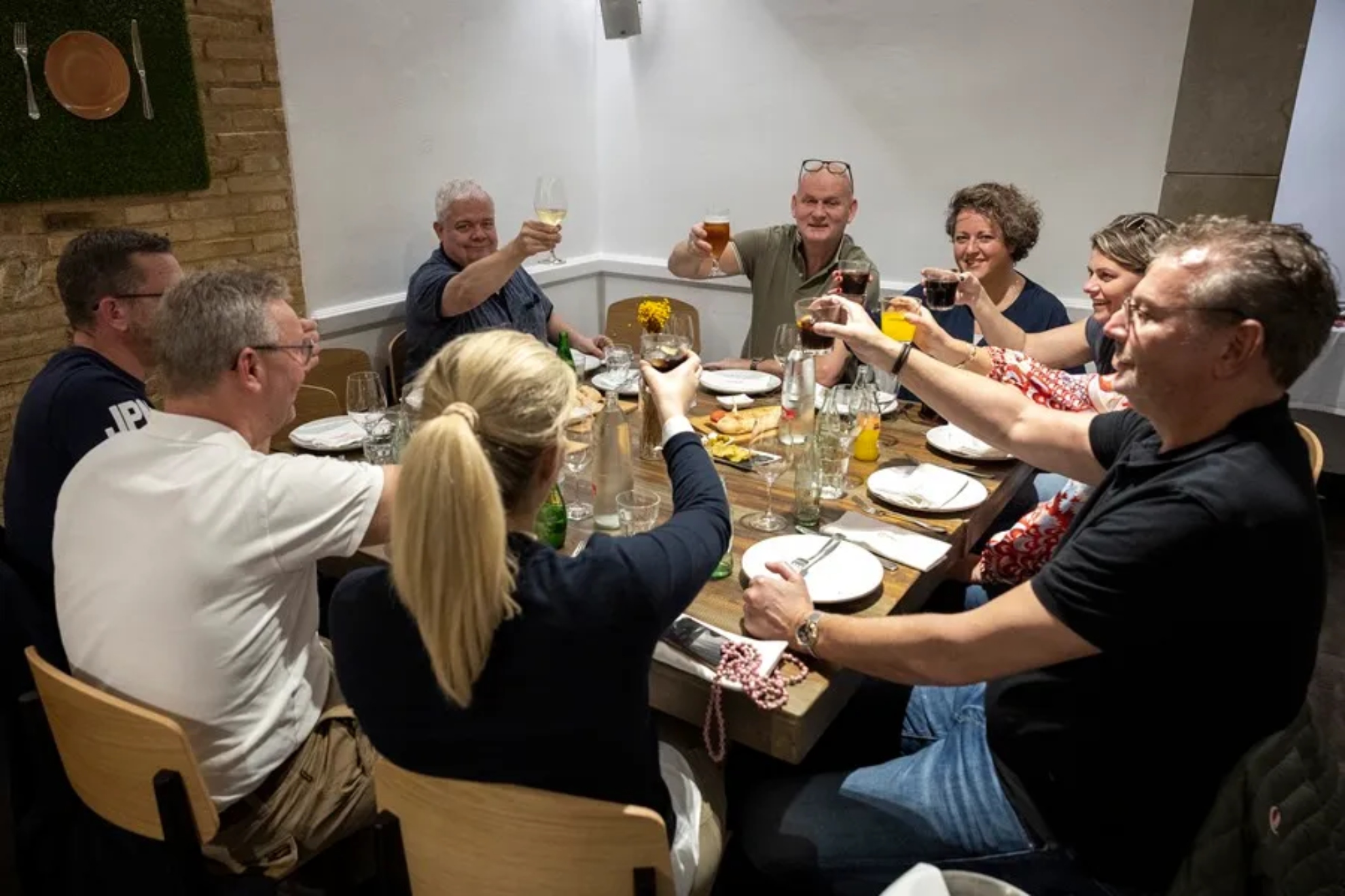 Una sentencia del Tribunal Supremo pone en aviso a los trabajadores de cara a estas fechas: te pueden despedir si te excedes en la cena de empresa