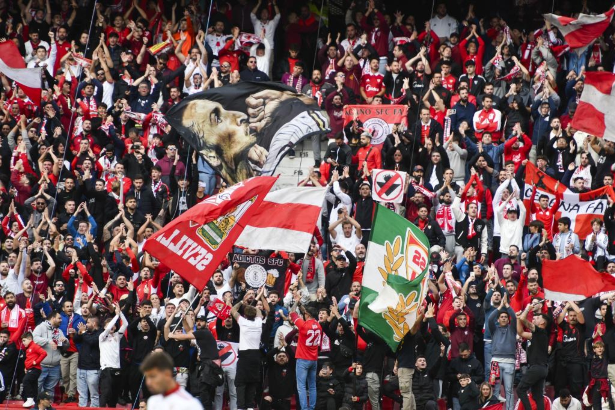 La afición del Sevilla durante el derbi.