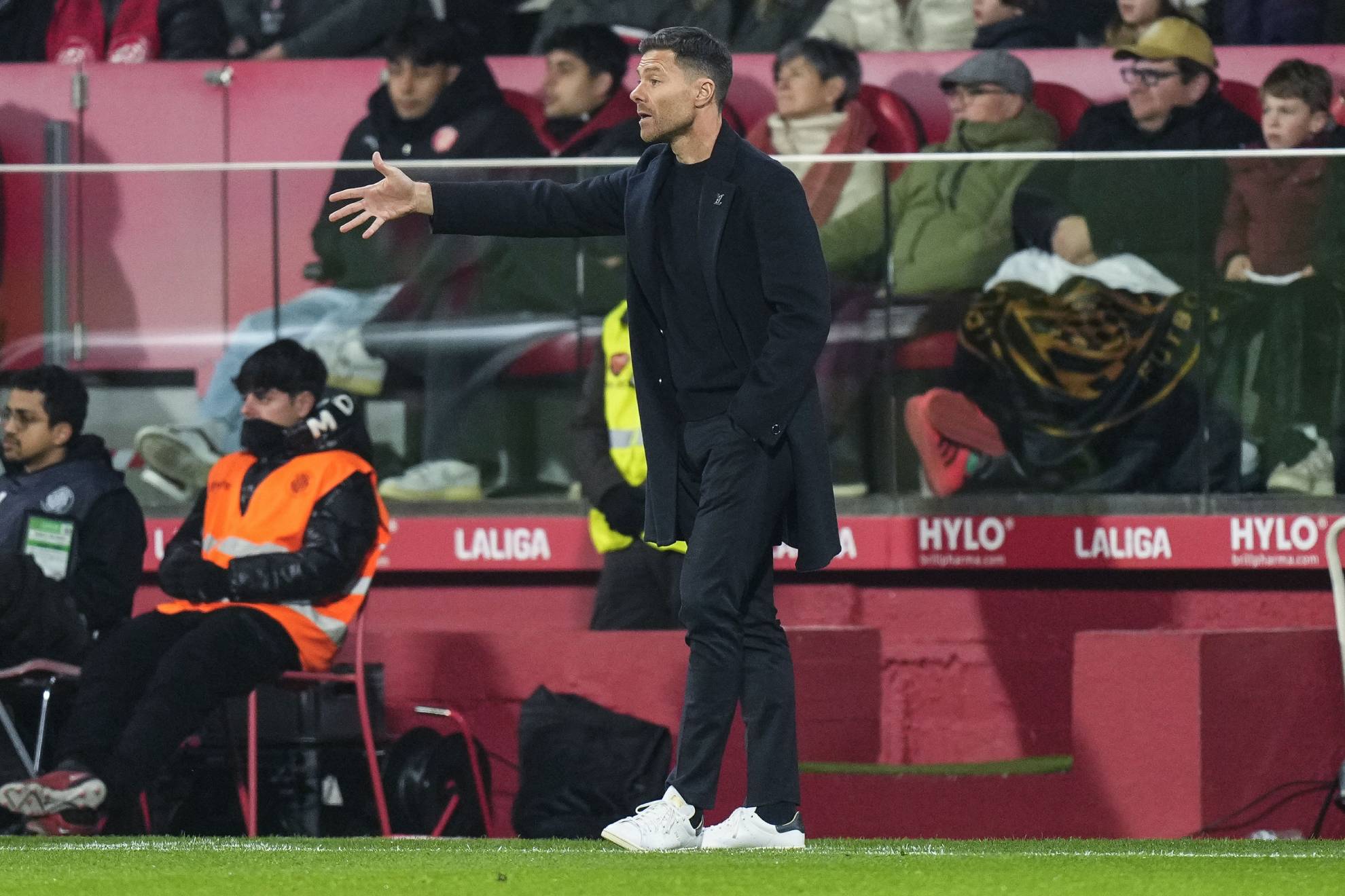 Xabi Alonso da instrucciones durante el partido de Montilivi.